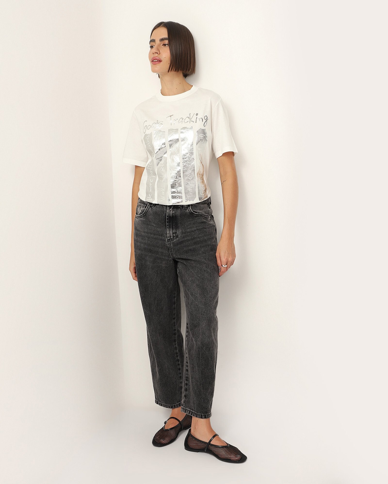 Camiseta feminina alongada Anninha lettering metálico - branca — foto 2
