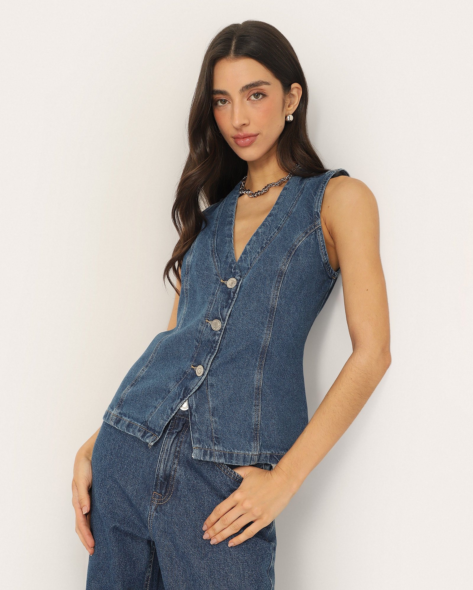 Colete jeans feminino decote v - denim médio | Pool Jeans
