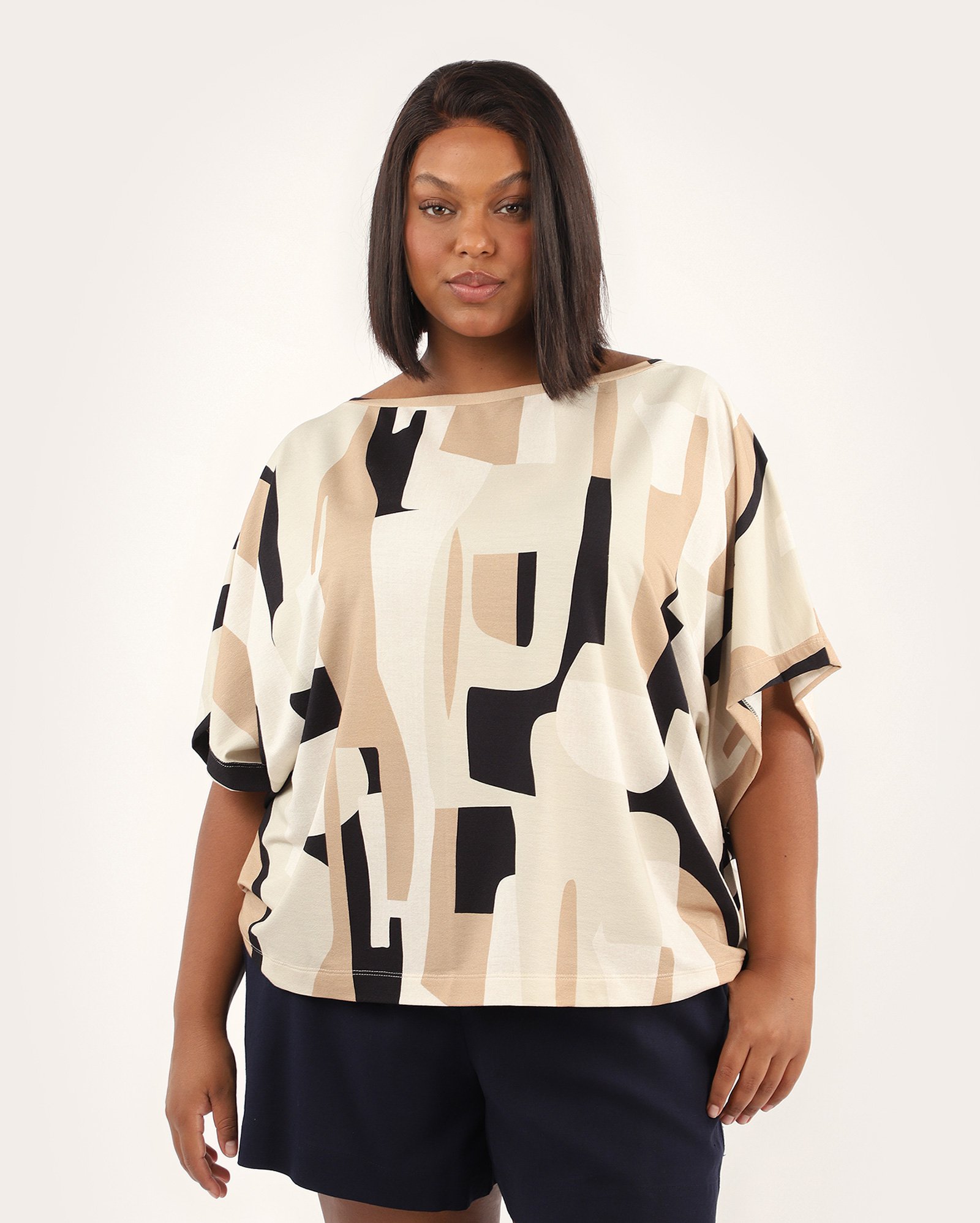 Blusa plus size feminina ampla estampa abstrata bege