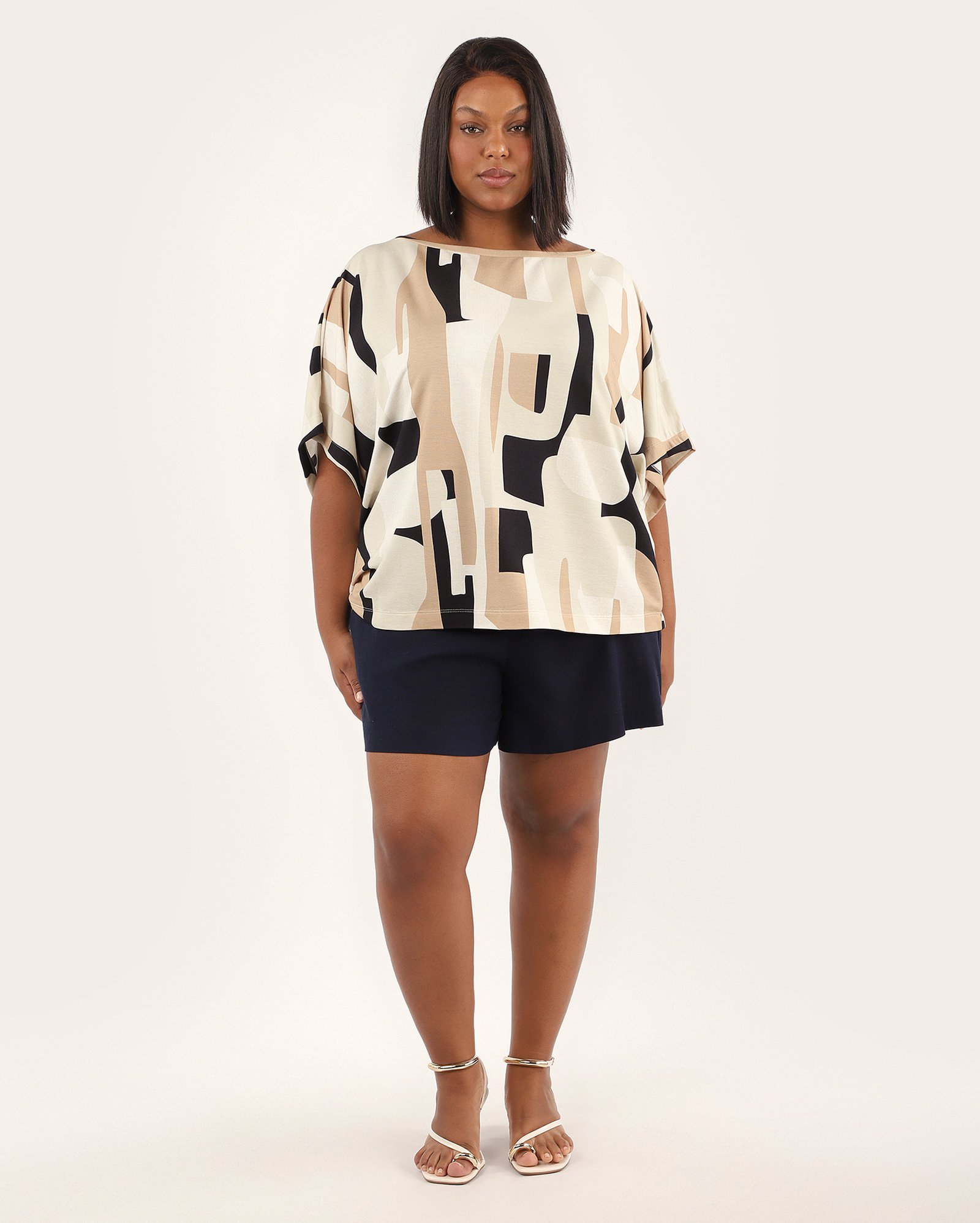 Blusa plus size feminina ampla estampa abstrata bege