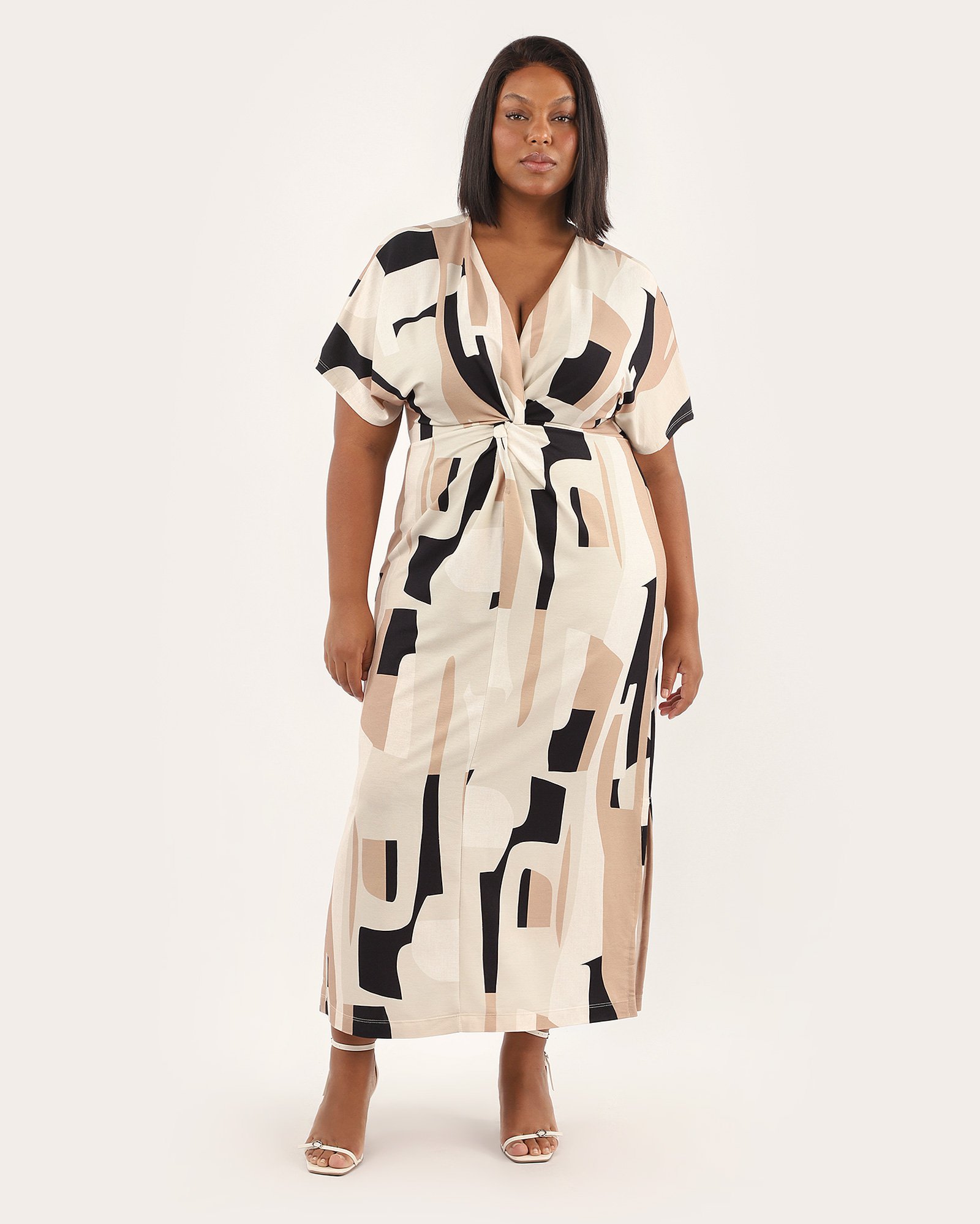 Vestido plus size midi evasê abstrato com nó frontal bege