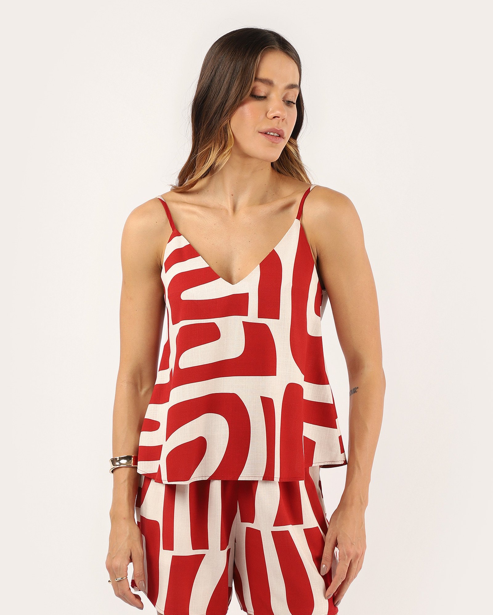 Regata feminina ampla com viscose abstrata - vermelha