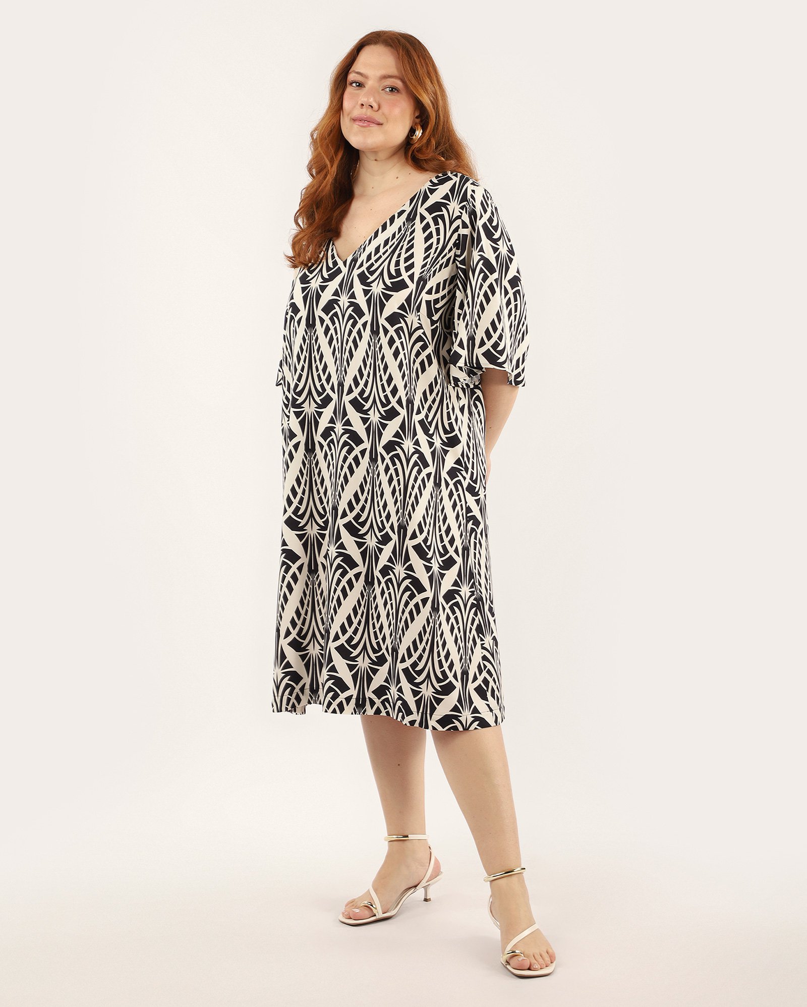Vestido plus size evasê Lica em viscose decote v bege