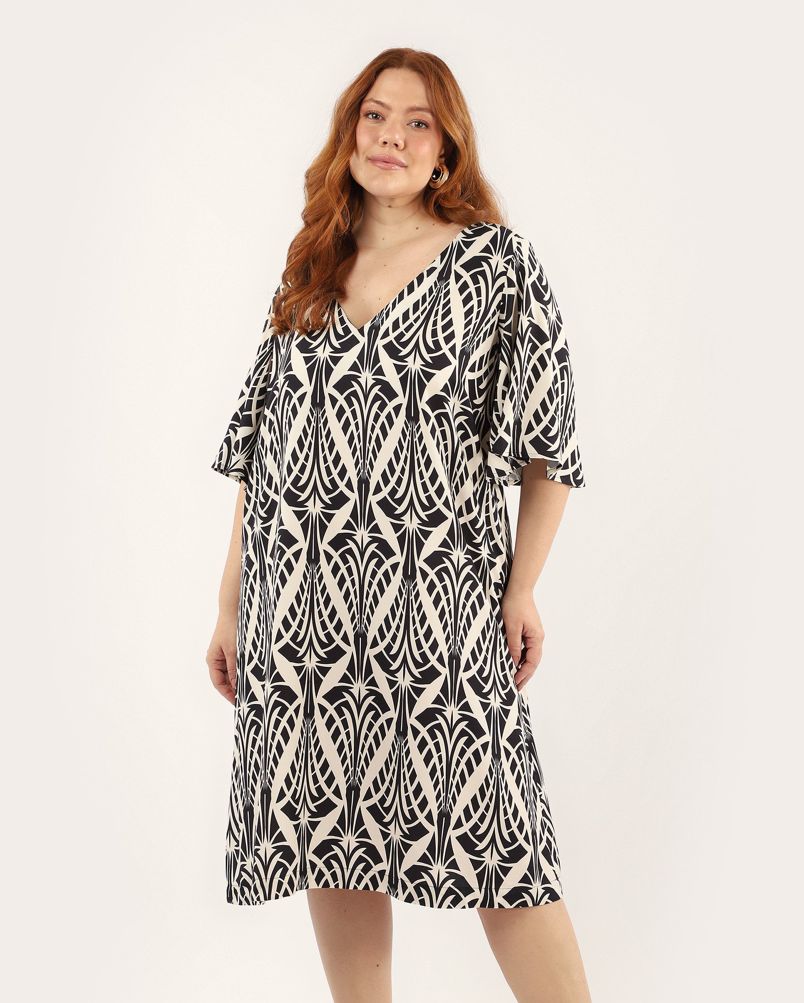 Vestido plus size evasê Lica em viscose decote v bege