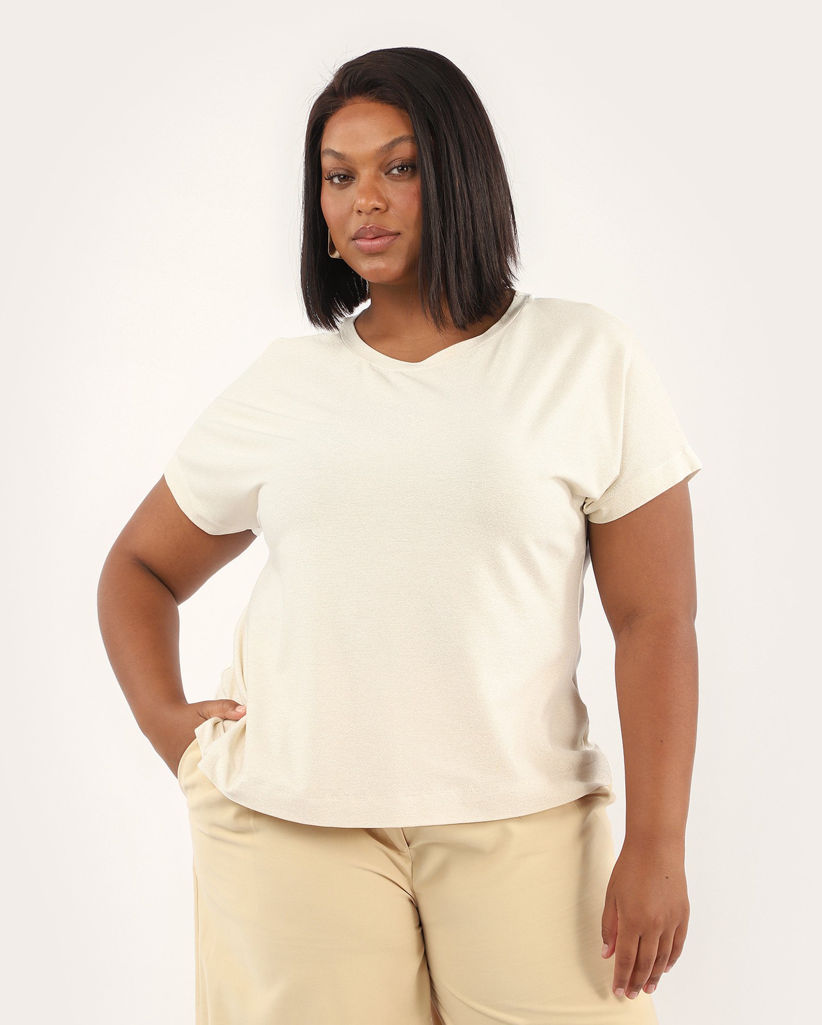 Blusa plus size feminina com fios metalizados off-white
