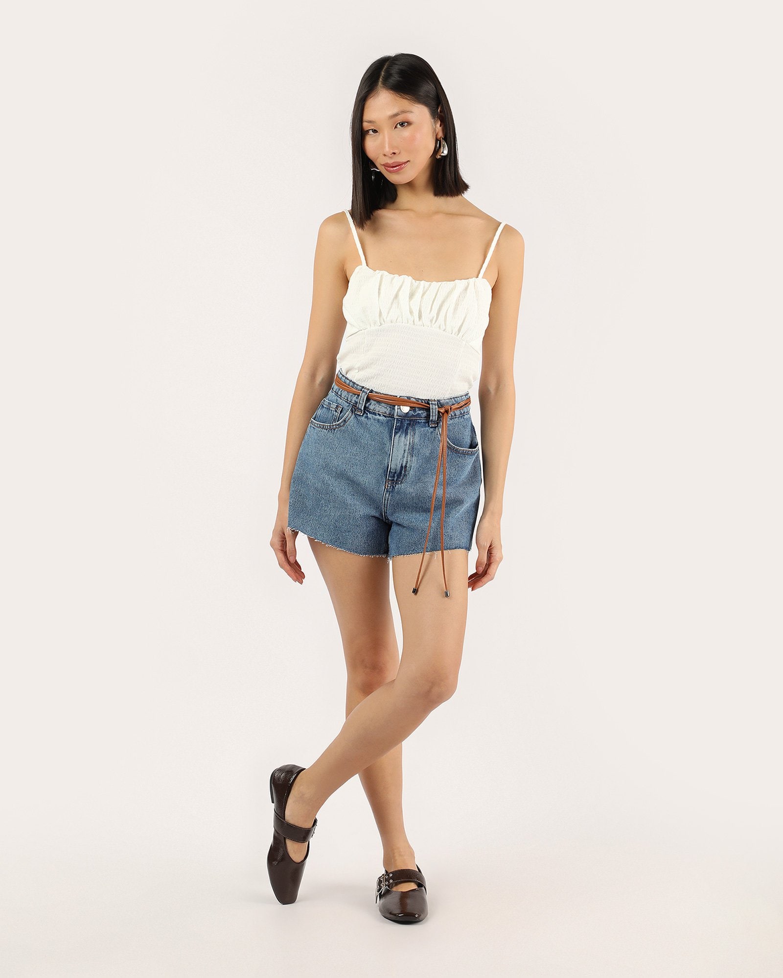 Short jeans feminino regular com cinto - denim médio | Pool Jeans