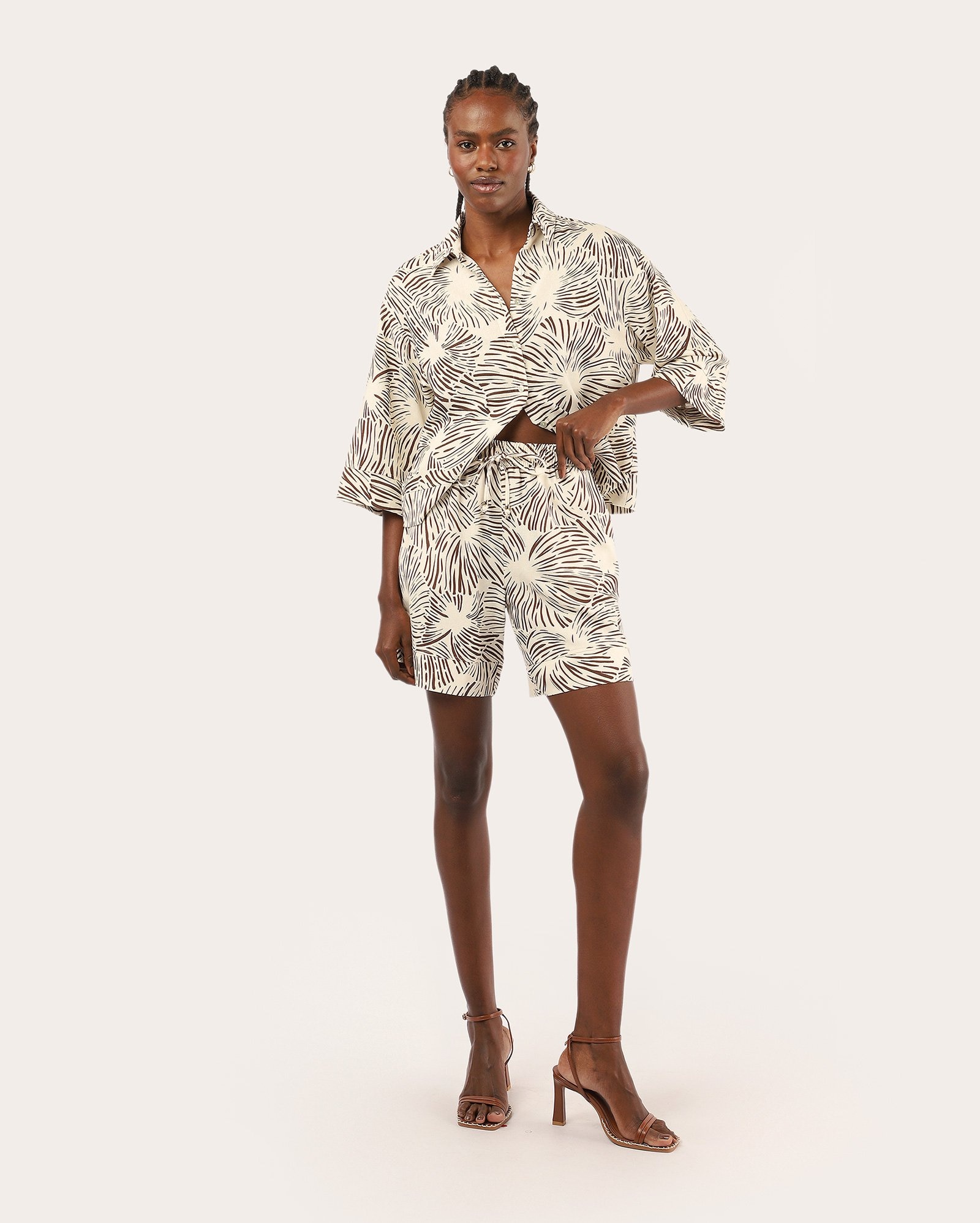 Short feminino reto com viscolinho floral - bege