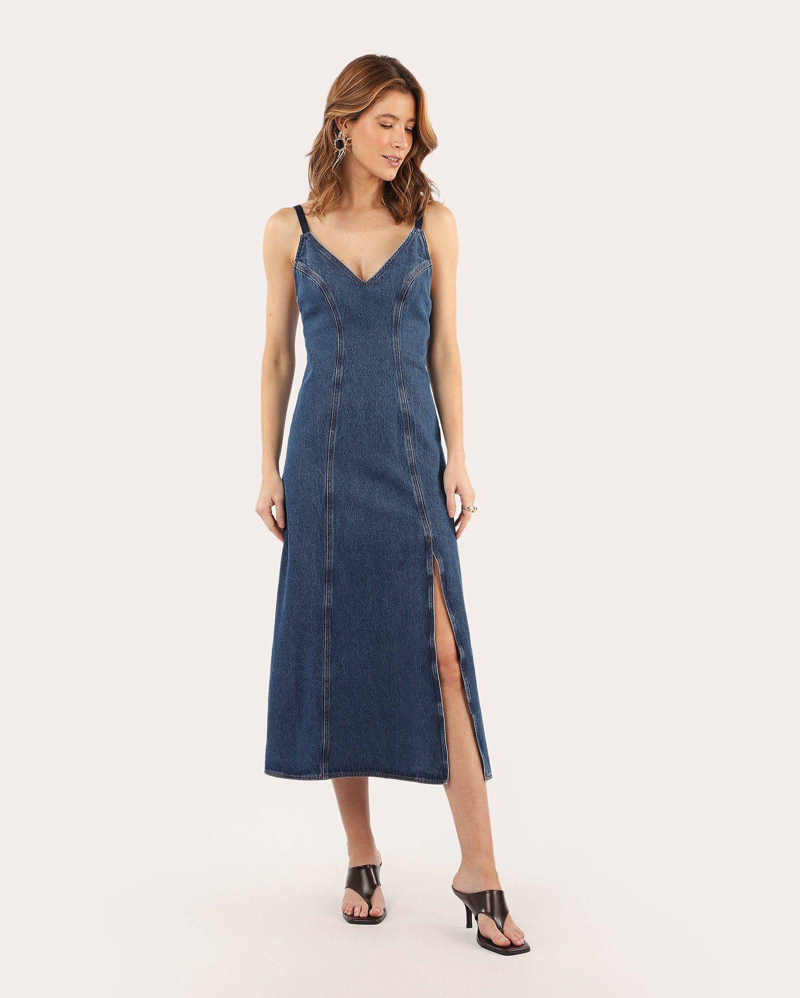 Vestido jeans decote V com fenda lateral - denim médio | Pool Jeans