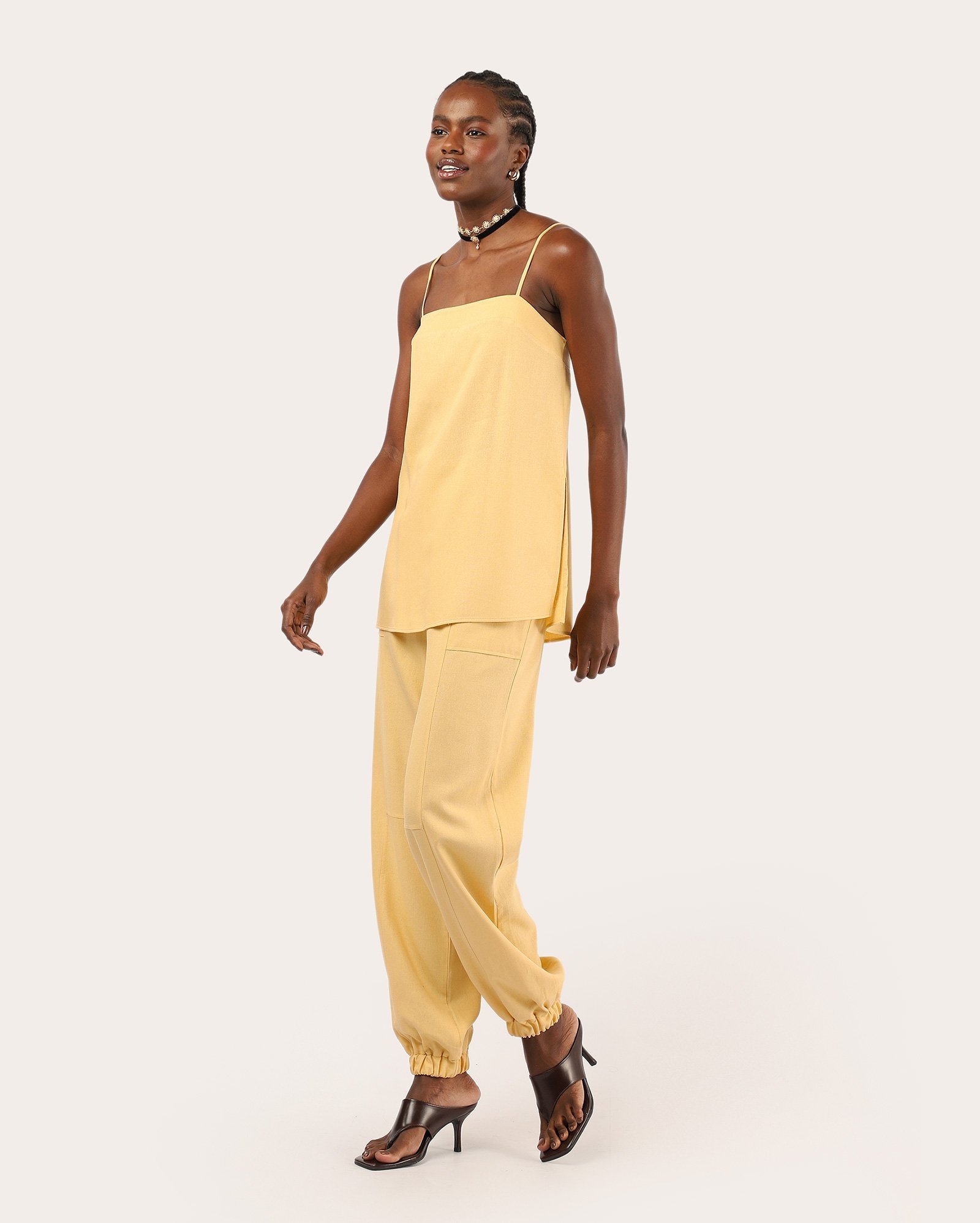 Calça feminina jogger com viscolinho - amarela