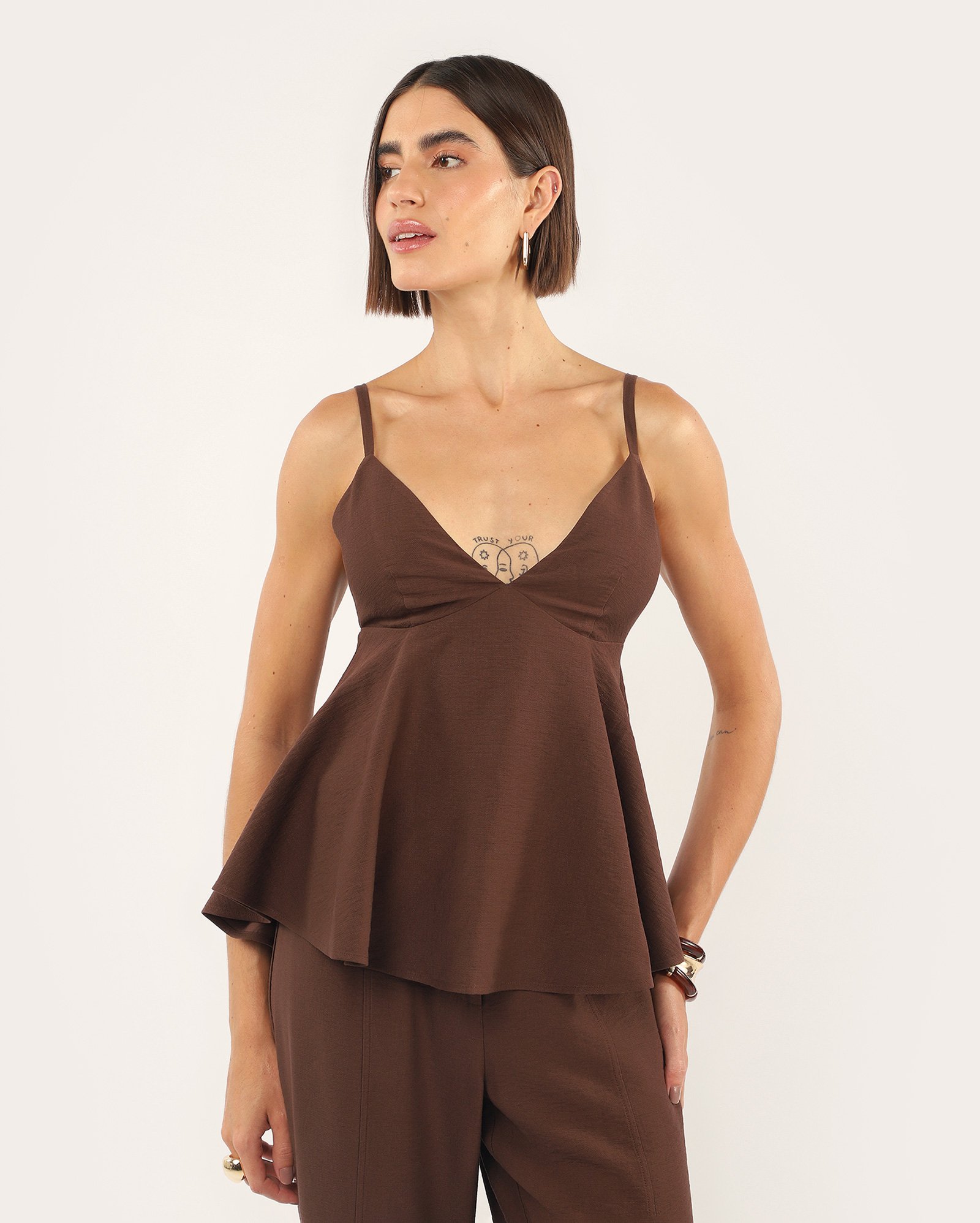 Regata feminina peplum decote v e fivela - marrom