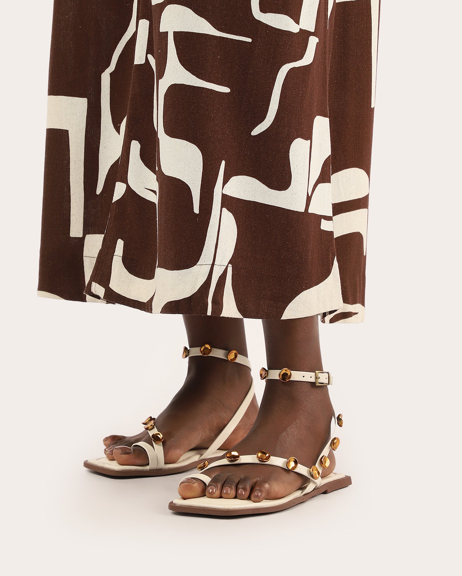 Sandália rasteira feminina aplique metálico off-white