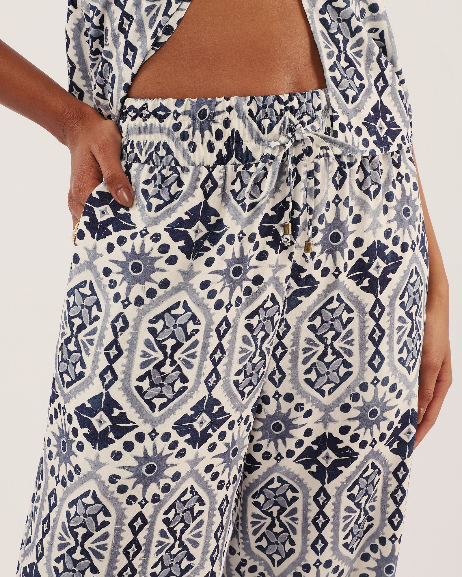 Calça feminina pantalona estampada com ajuste off-white | Pool — foto 3