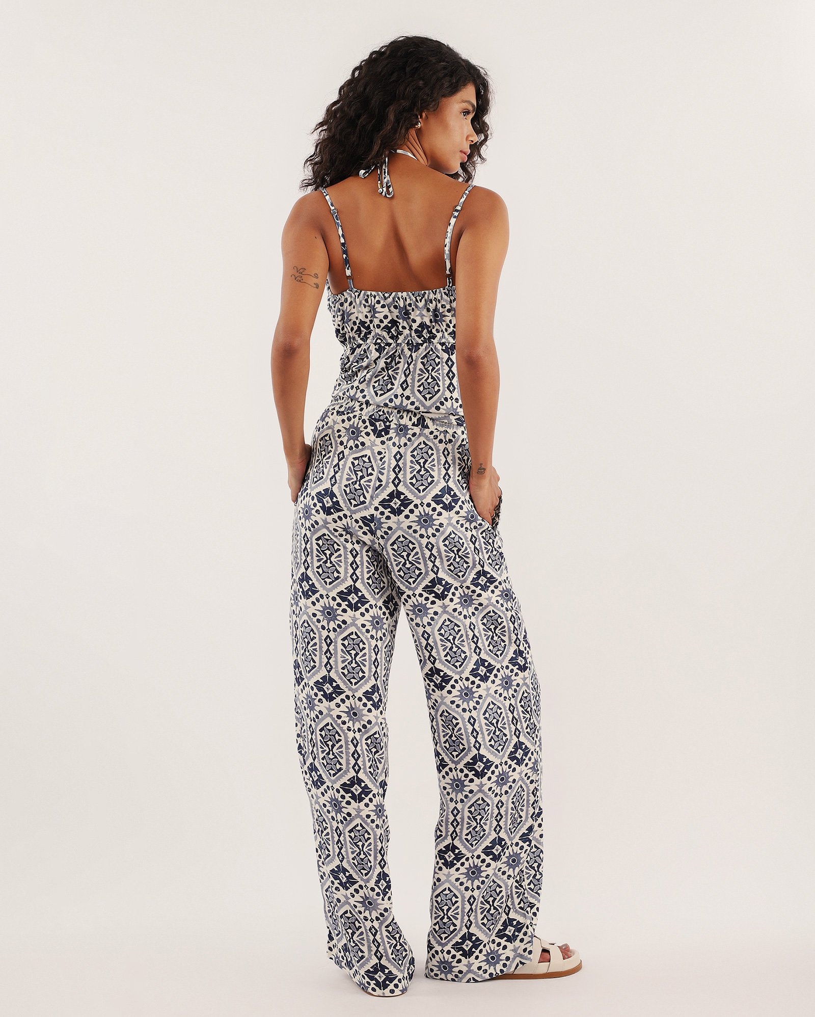 Calça feminina pantalona estampada com ajuste off-white | Pool — foto 4