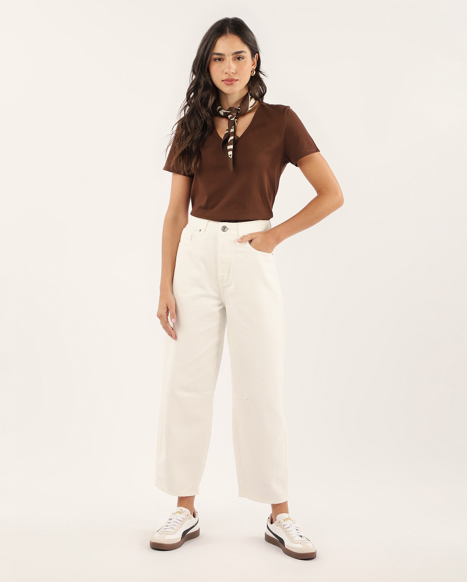 Camiseta feminina Vanda gola V lisa marrom