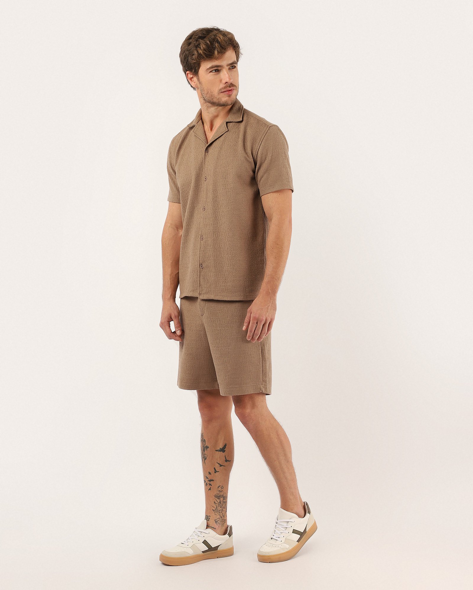 Bermuda masculina texturizada com elástico - marrom