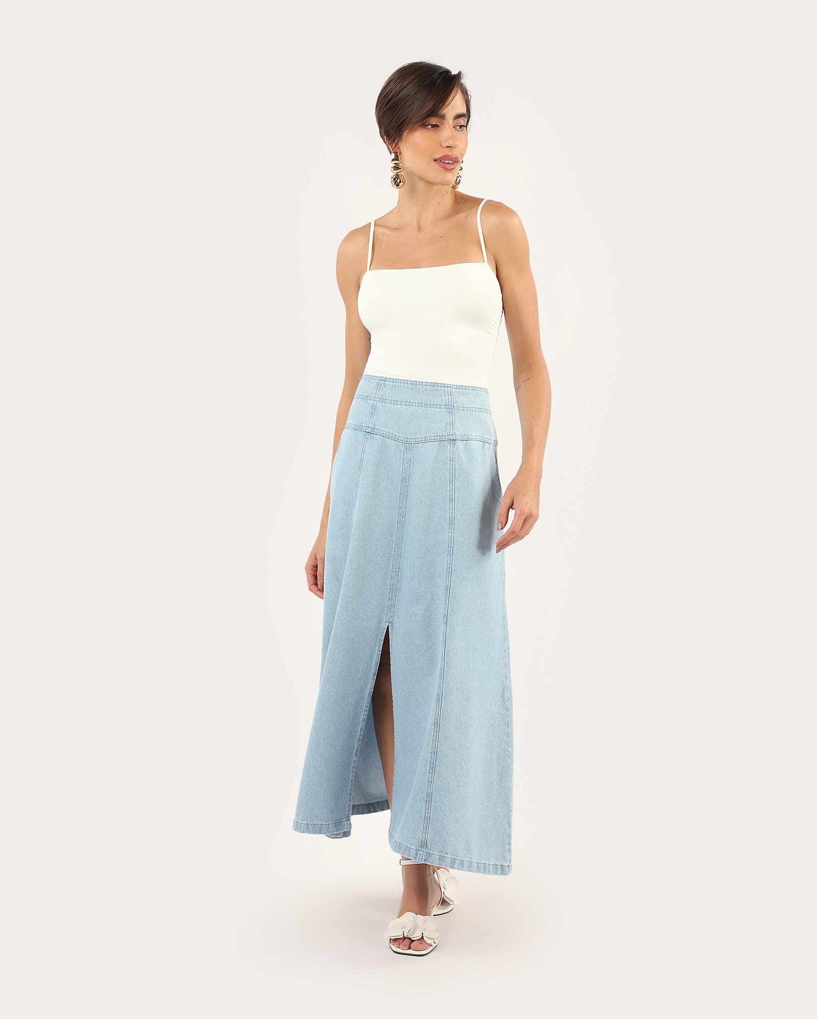 Saia jeans evasê midi com fenda pala alta - denim claro | Pool Jeans
