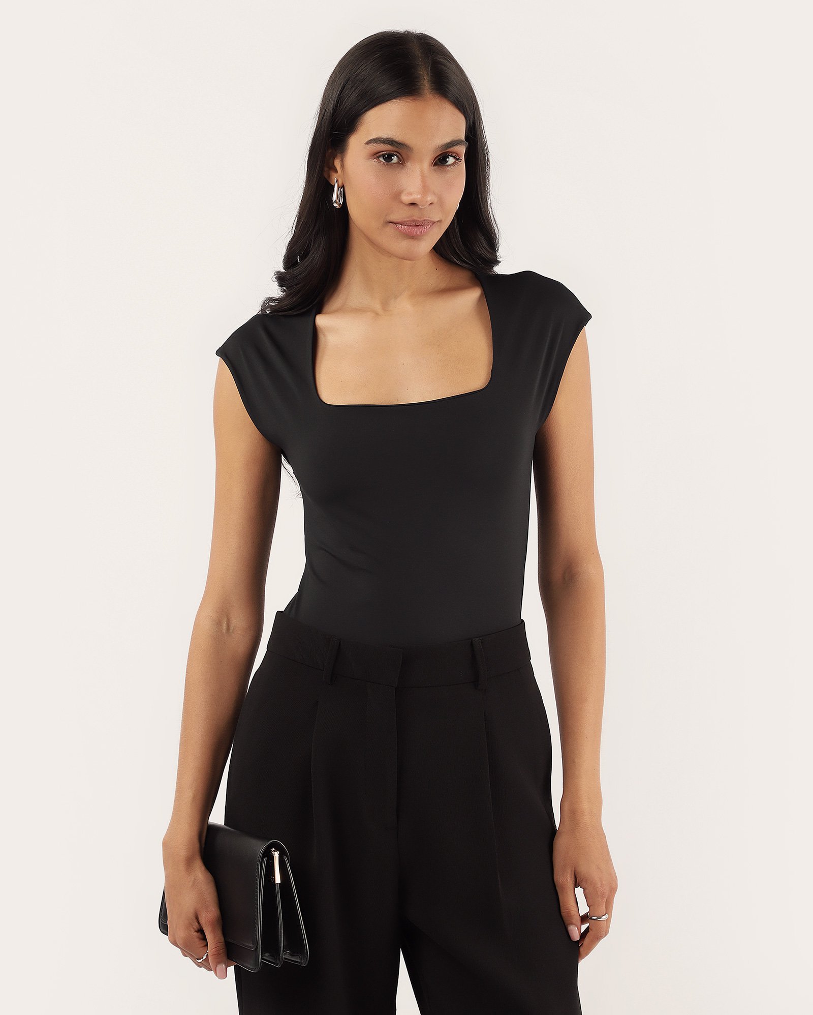 Blusa feminina Carol decote quadrado lisa preta