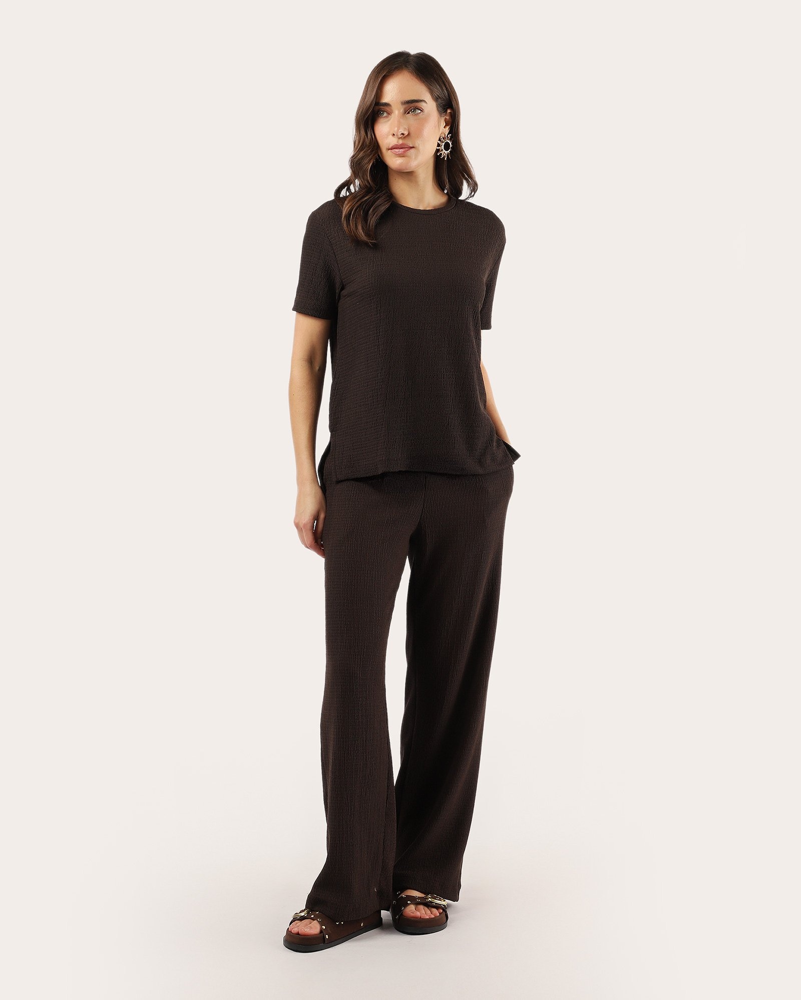 Calça feminina reta texturizada - marrom