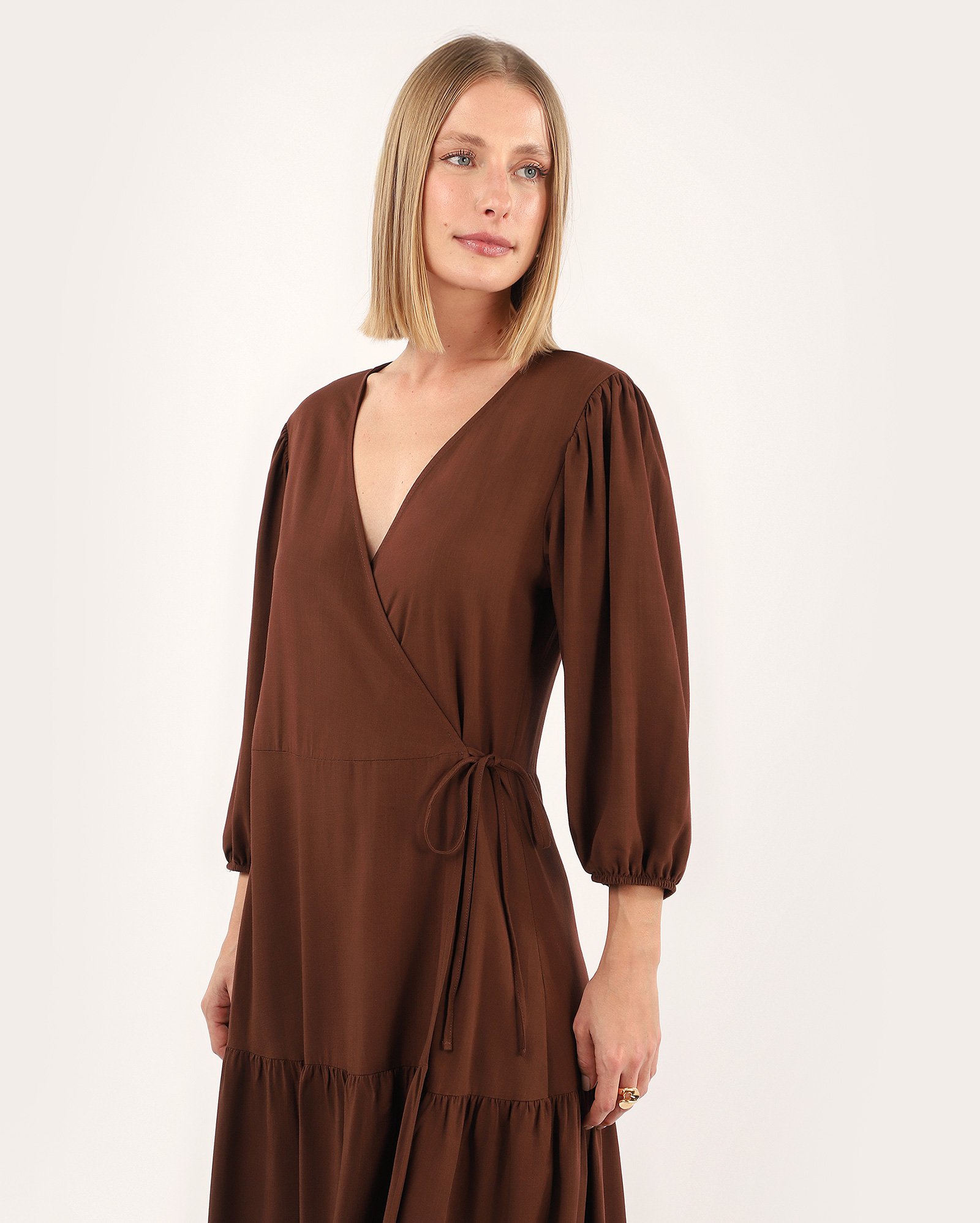 Vestido midi Andrea transpassado em viscose marrom