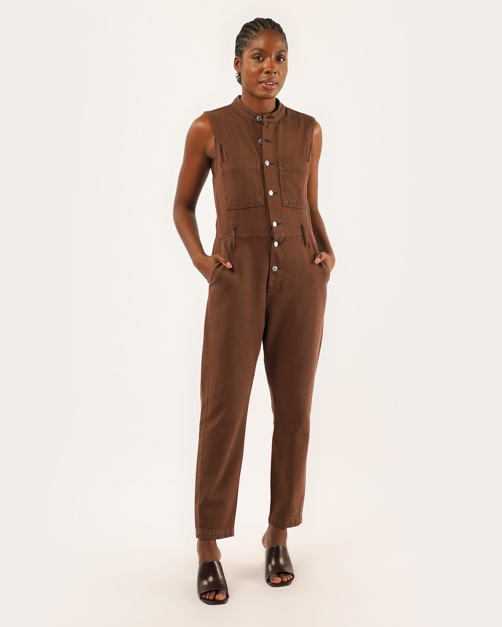 Macacão sarja feminino com abotoamento marrom | Pool Jeans