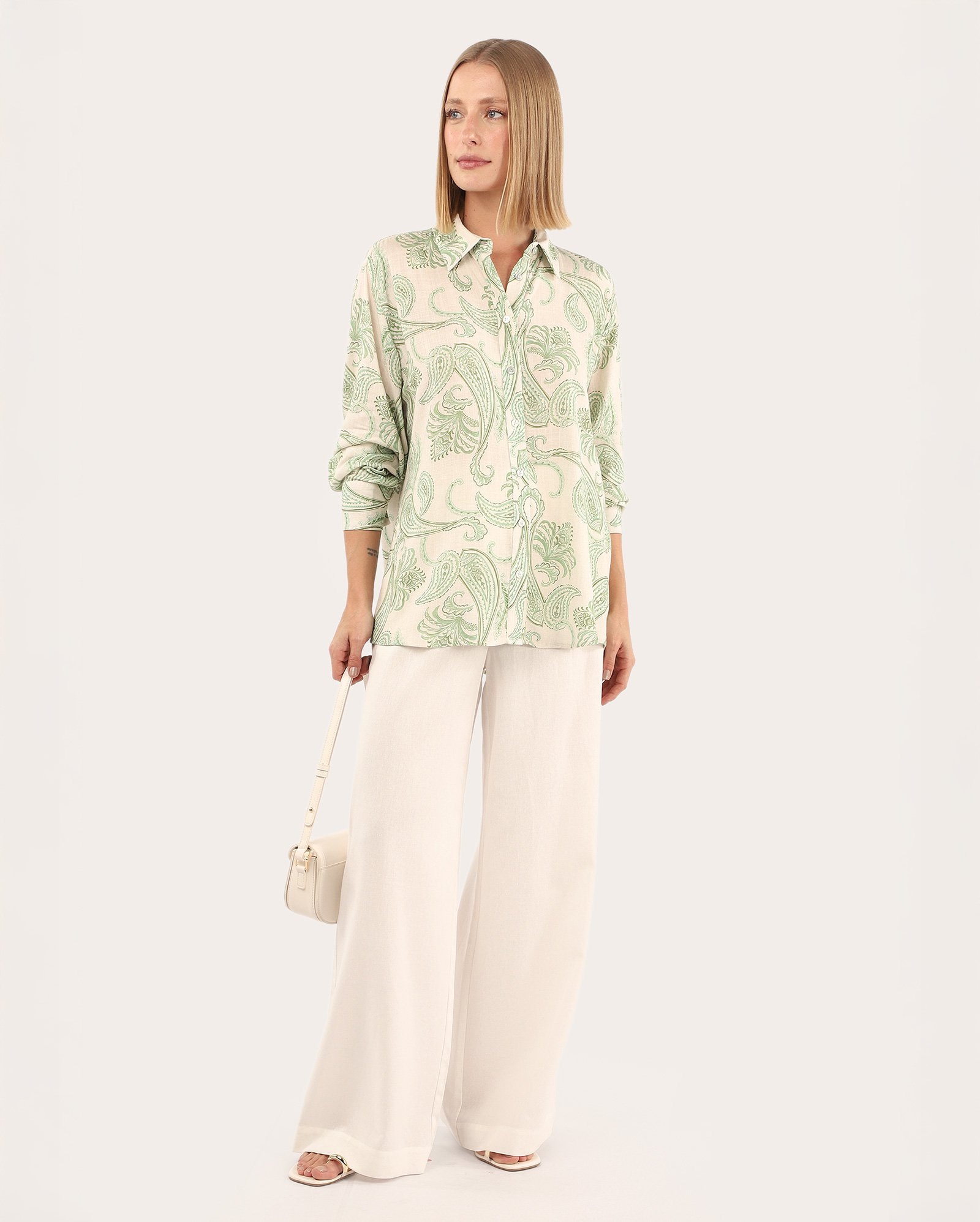 Camisa feminina ampla em viscose paisley bege