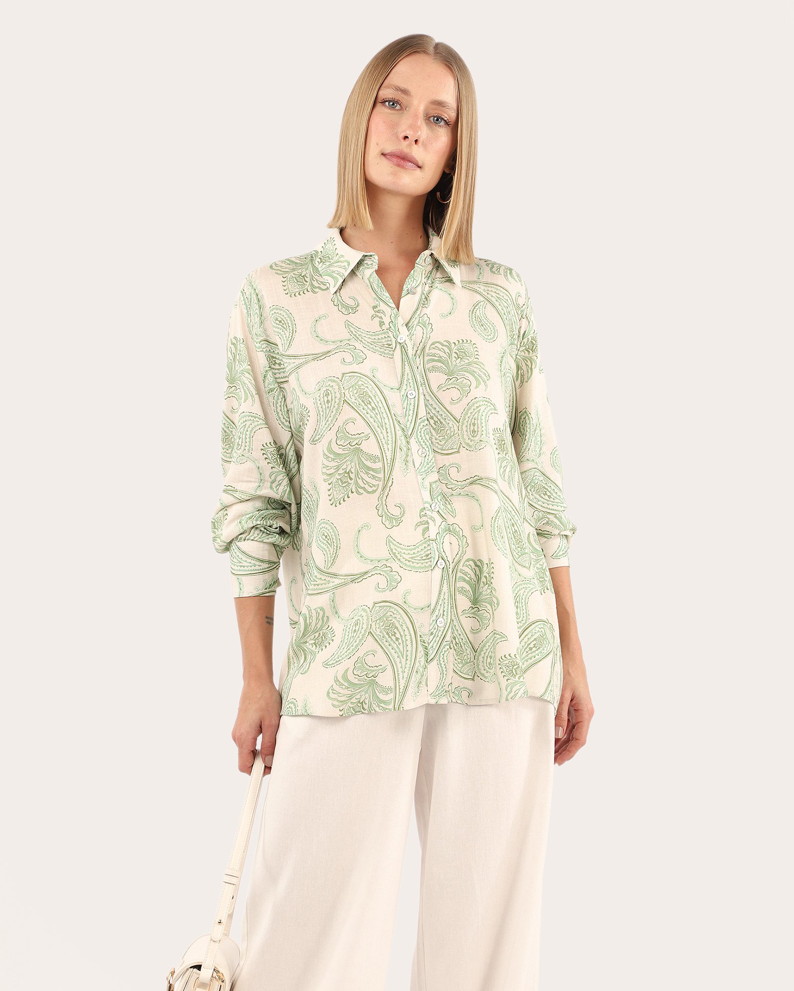 Camisa feminina ampla em viscose paisley bege