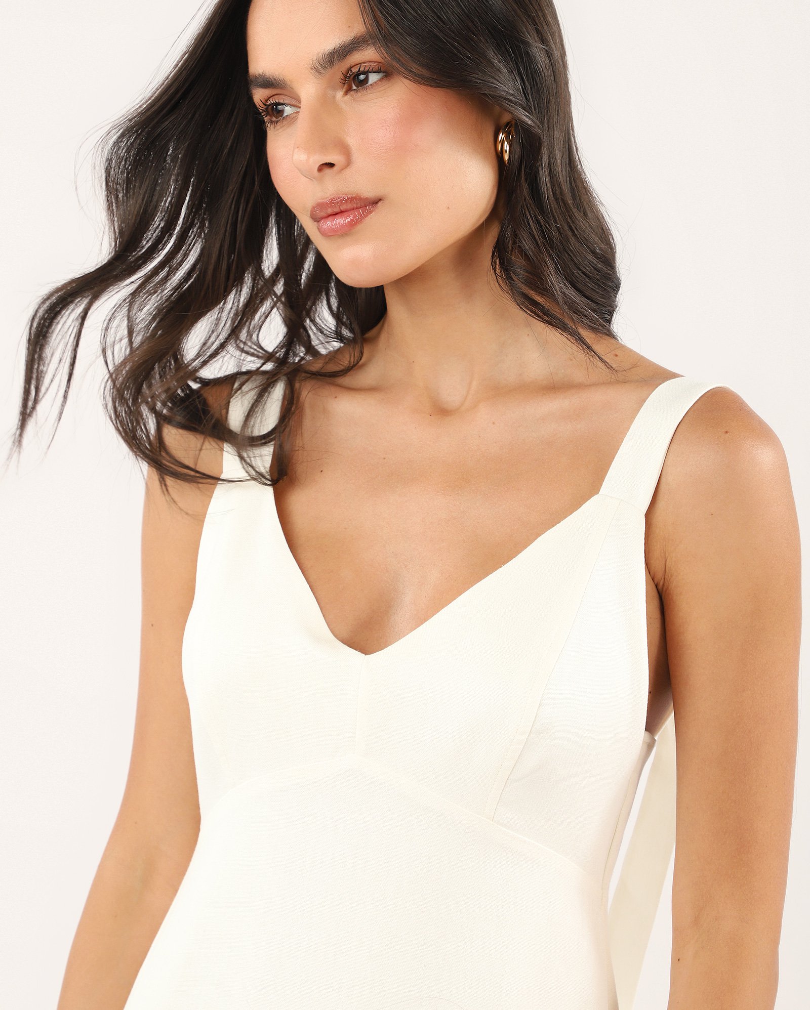 Vestido midi evasê com viscolinho decote v - branco