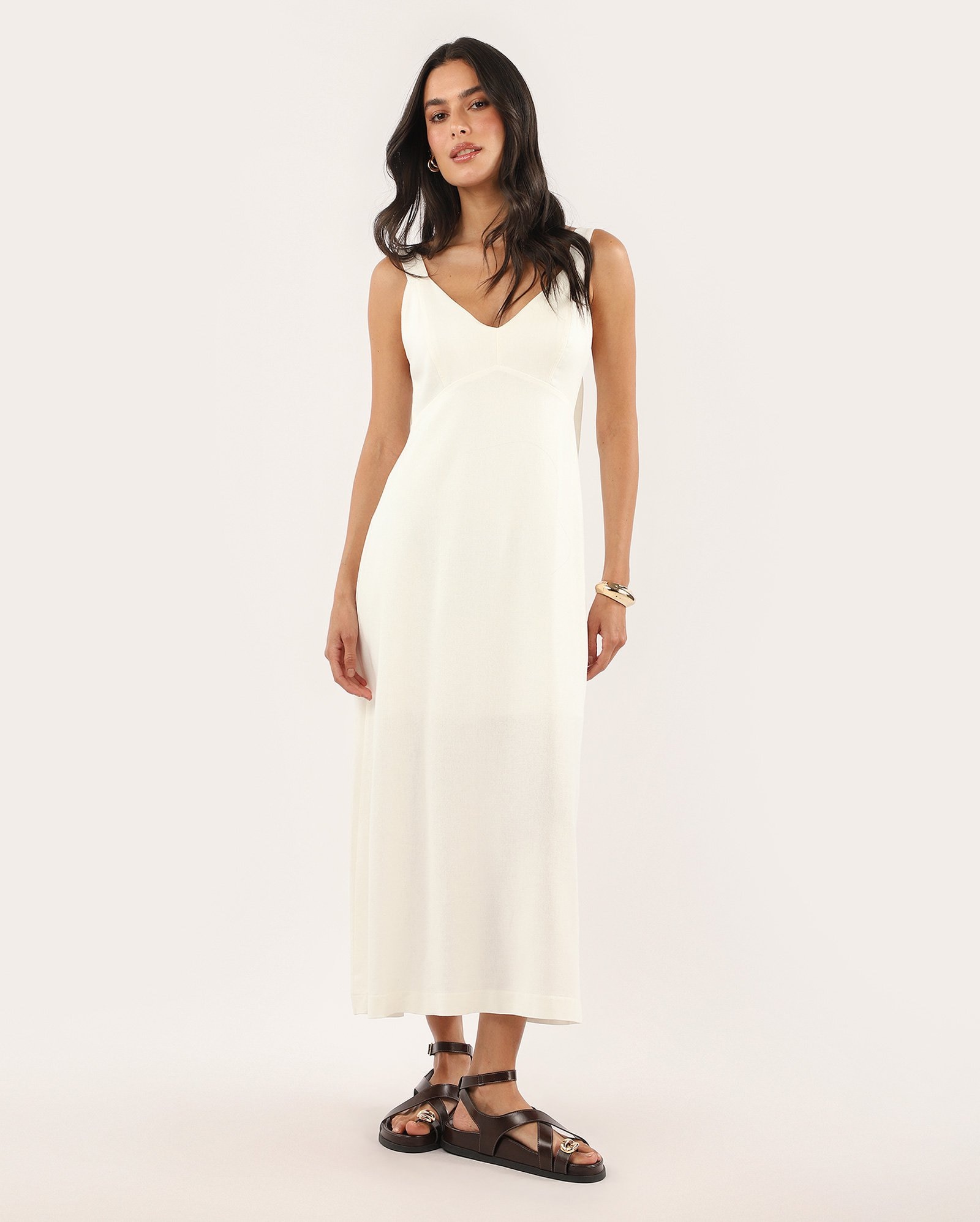 Vestido midi evasê com viscolinho decote v - branco