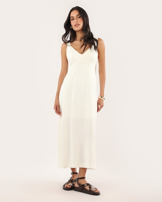 Vestido midi evasê com viscolinho decote v