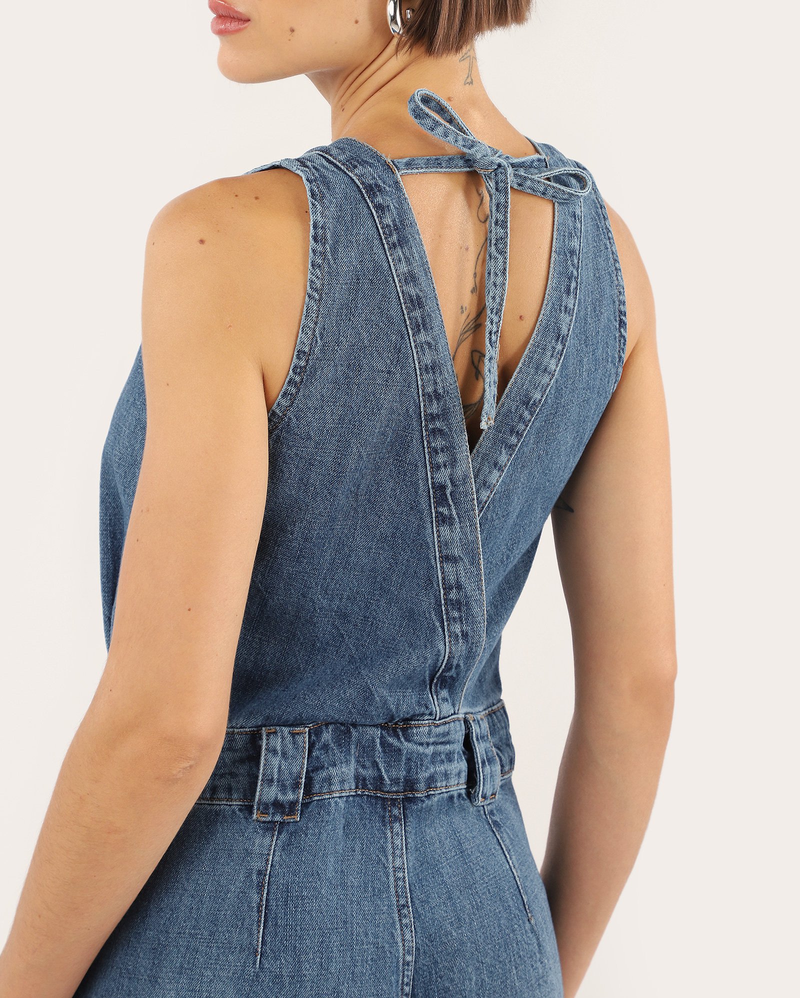 Macacão jeans feminino decote v denim escuro | Pool Jeans