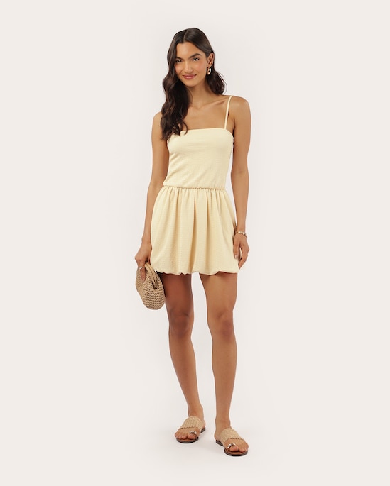 Vestido curto godê acinturado balonê