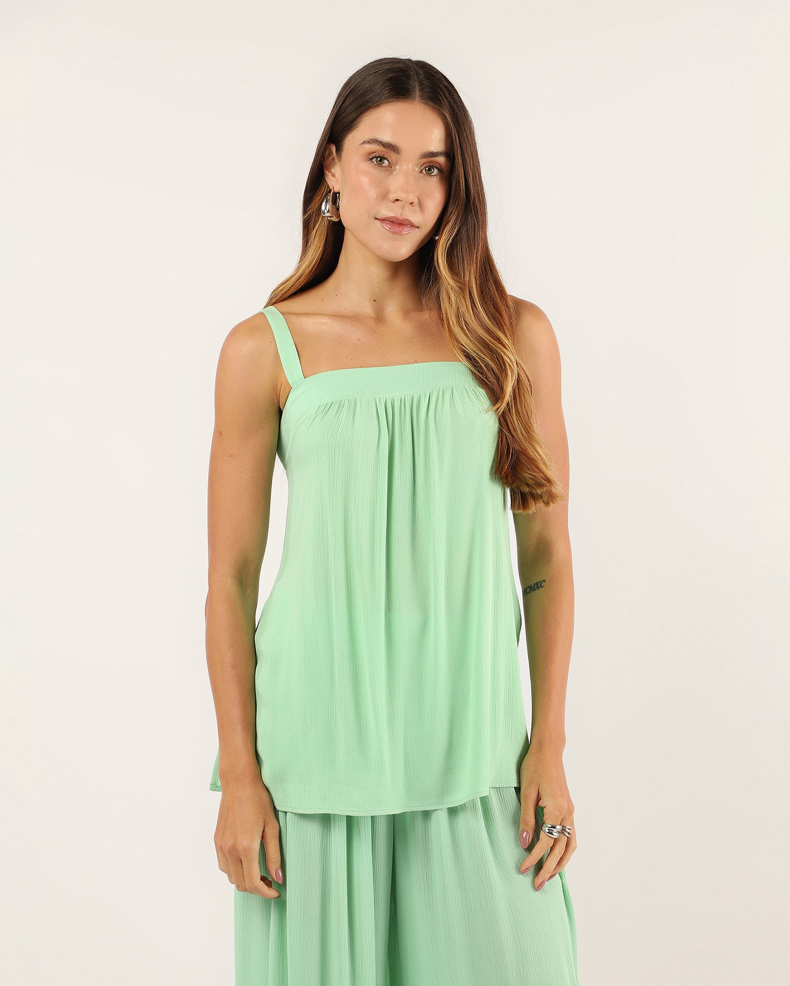Regata feminina ampla texturizada com viscolinho - verde