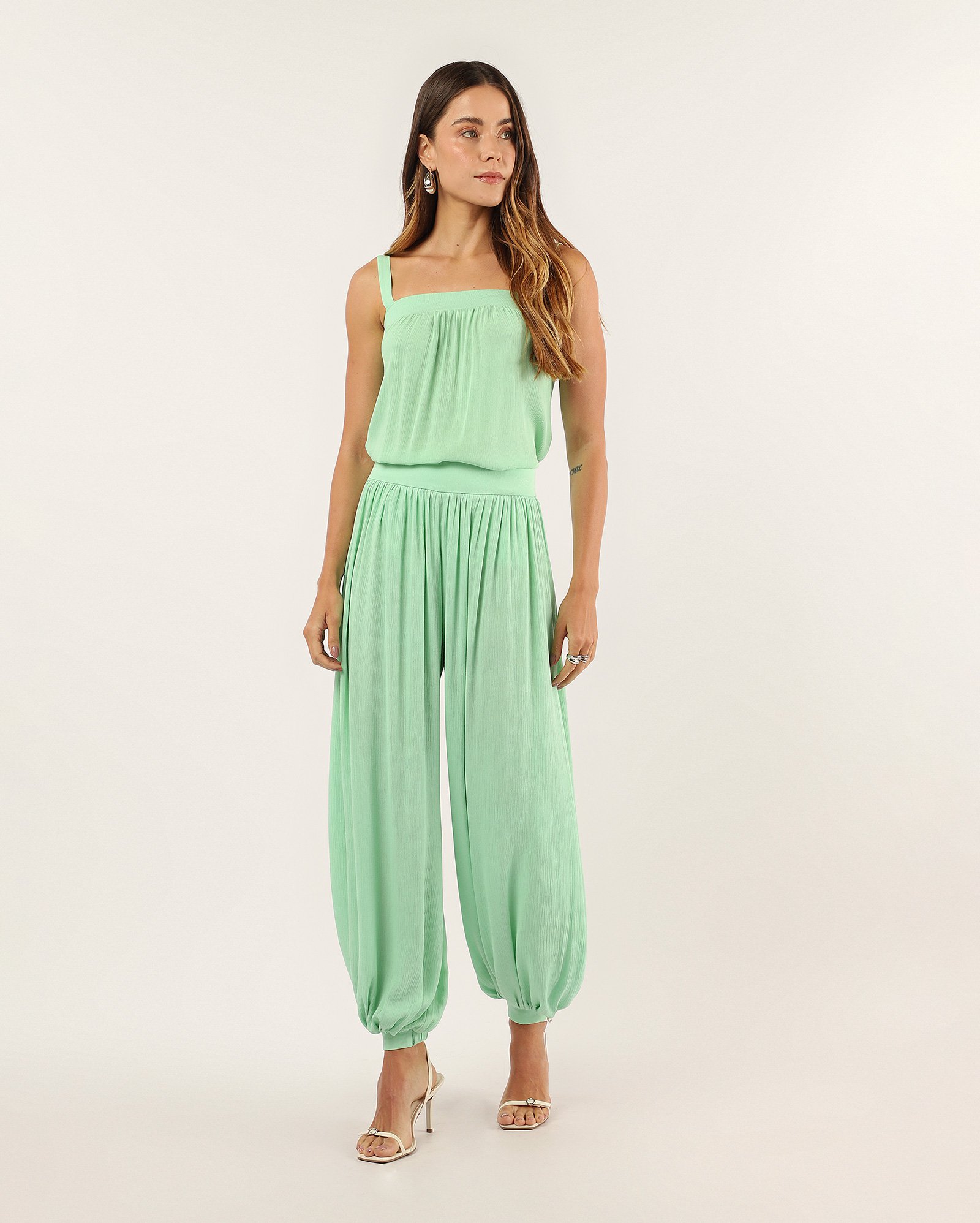 Regata feminina ampla texturizada com viscolinho - verde