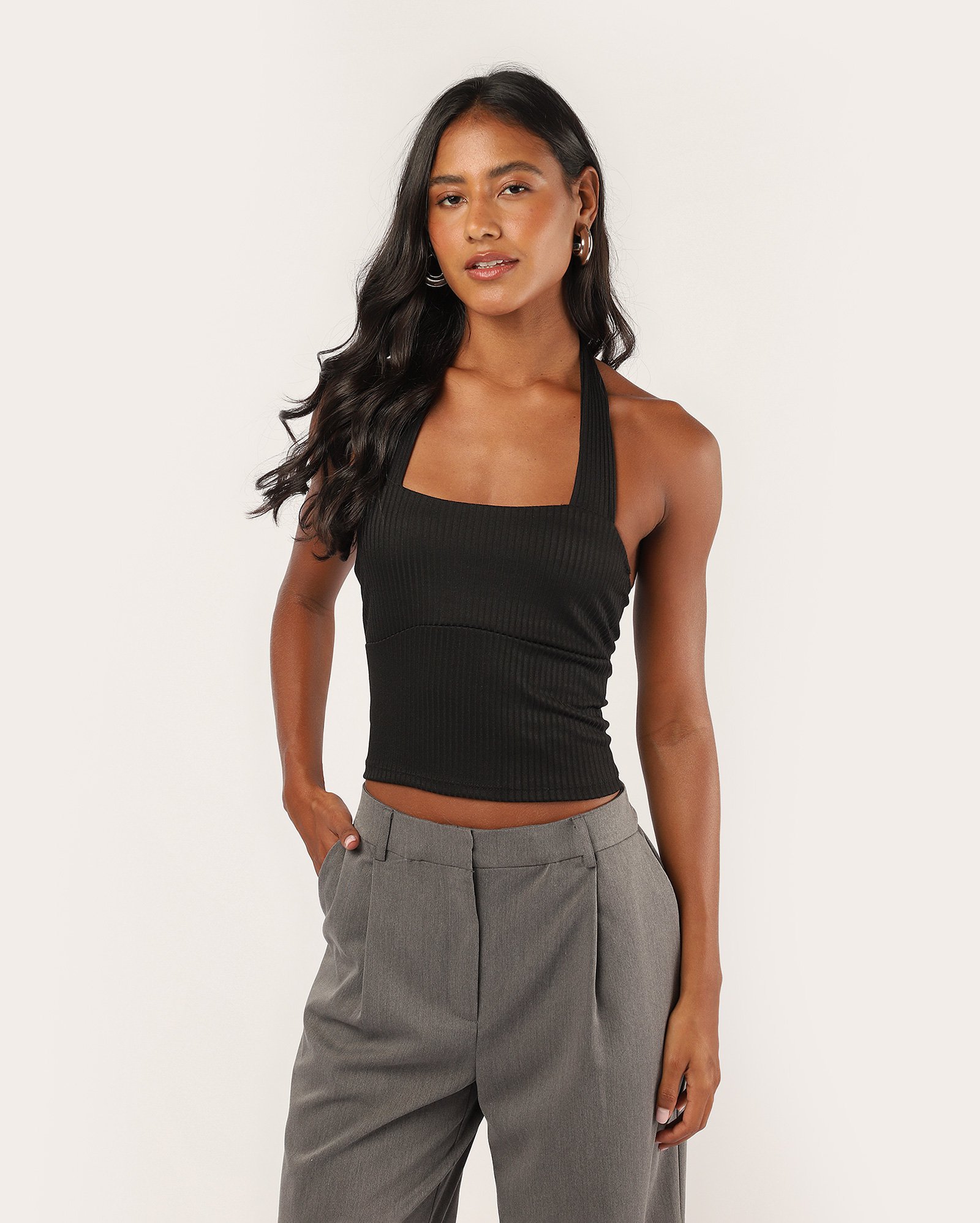 Blusa cropped frente única canelada - preta