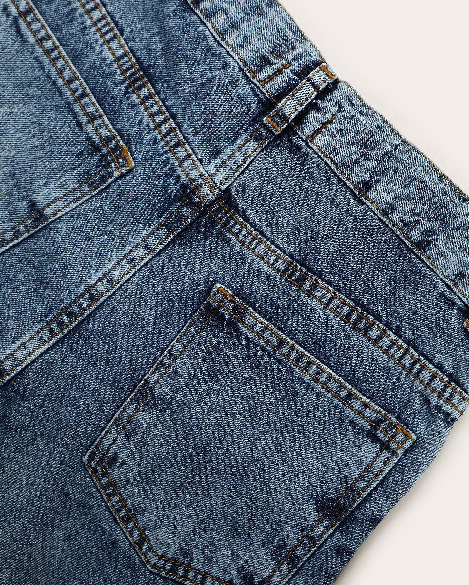 Short jeans juvenil Mom brilho strass - denim médio