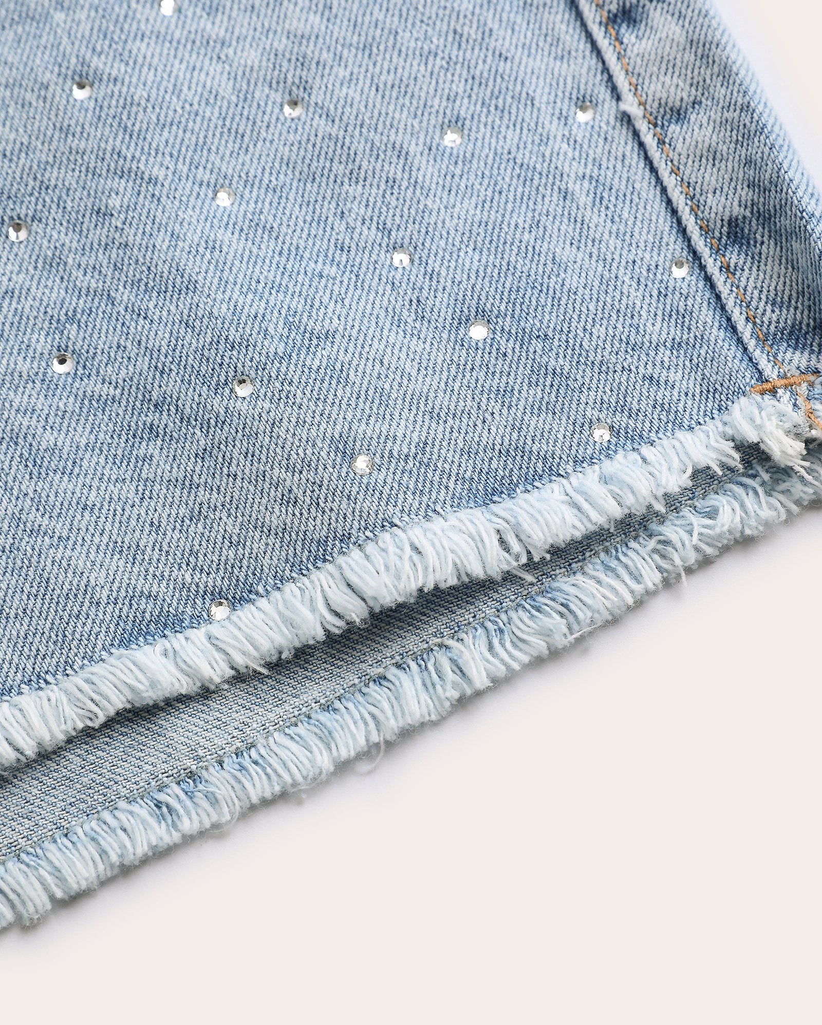 Short jeans juvenil mom com pedrarias e puídos - denim médio — foto 2