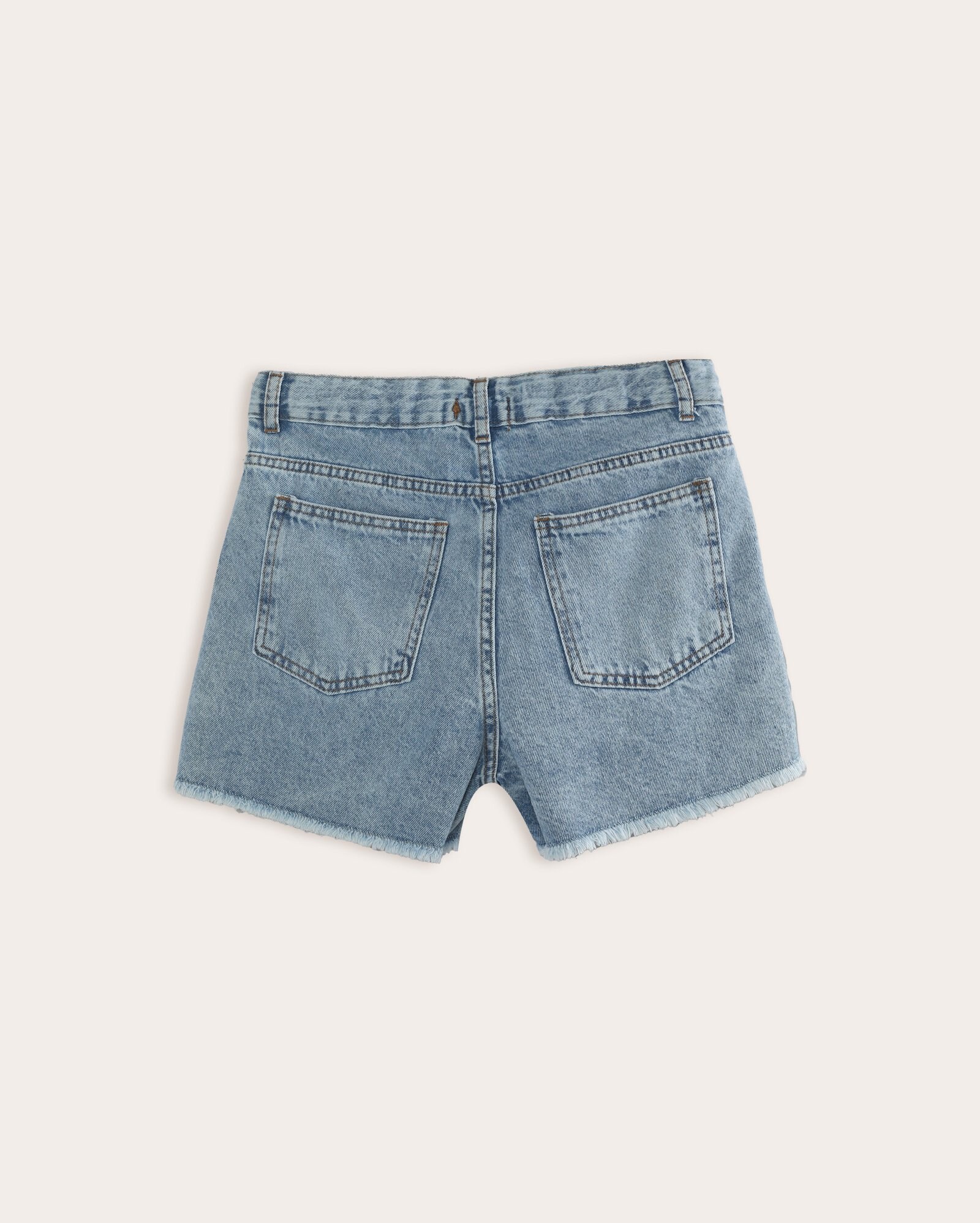 Short jeans juvenil mom com pedrarias e puídos - denim médio — foto 3