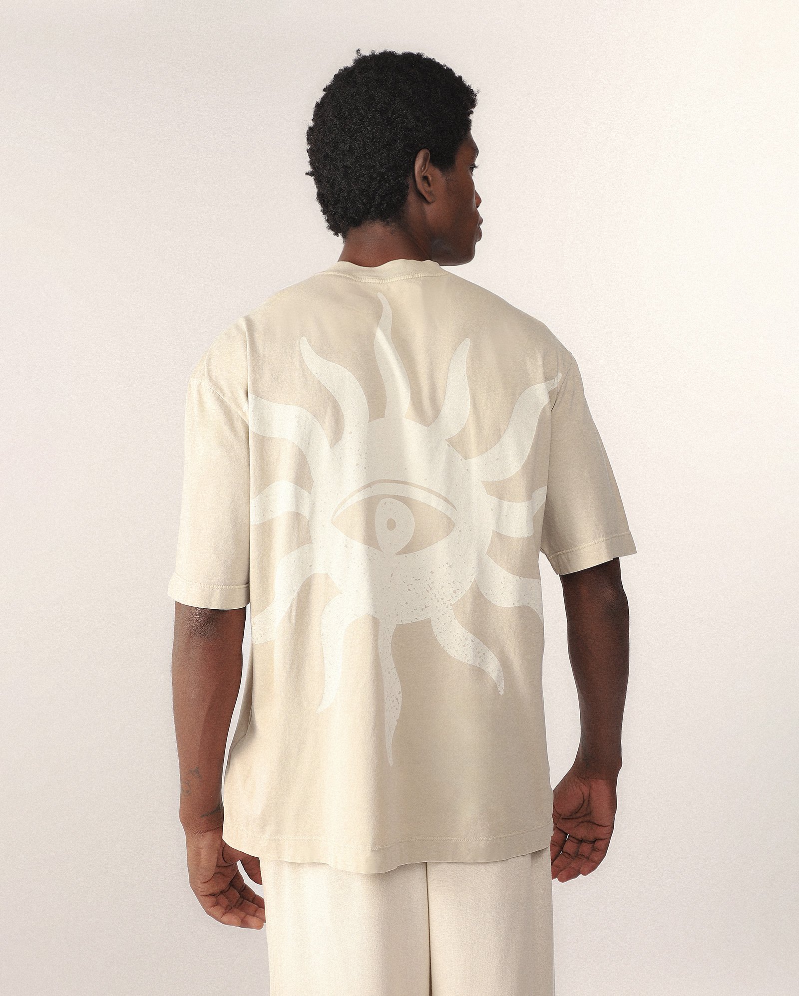 Camiseta boxy Helô Rocha - Bege Claro
