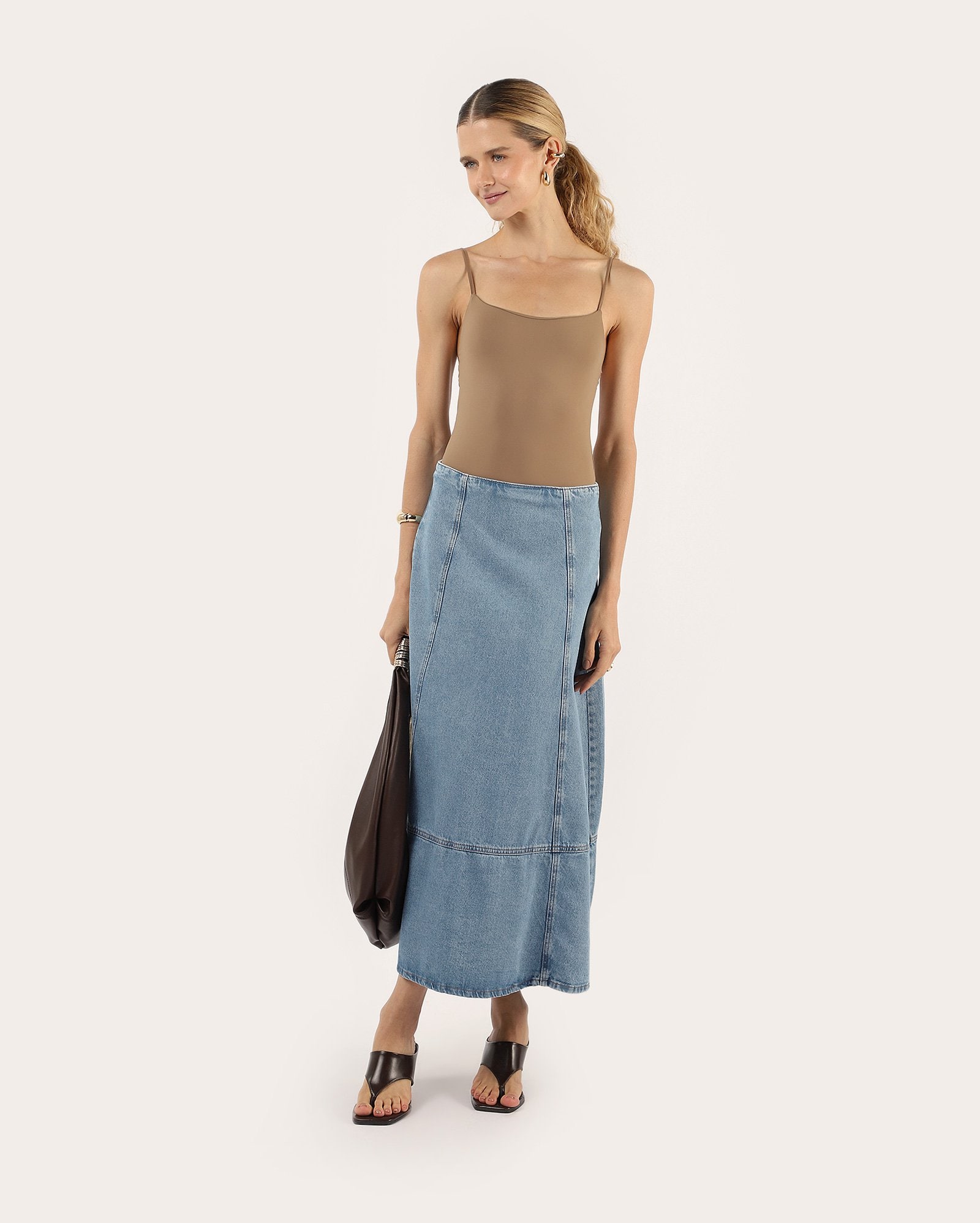 Saia jeans midi evasê com zíper - denim médio | Pool Jeans