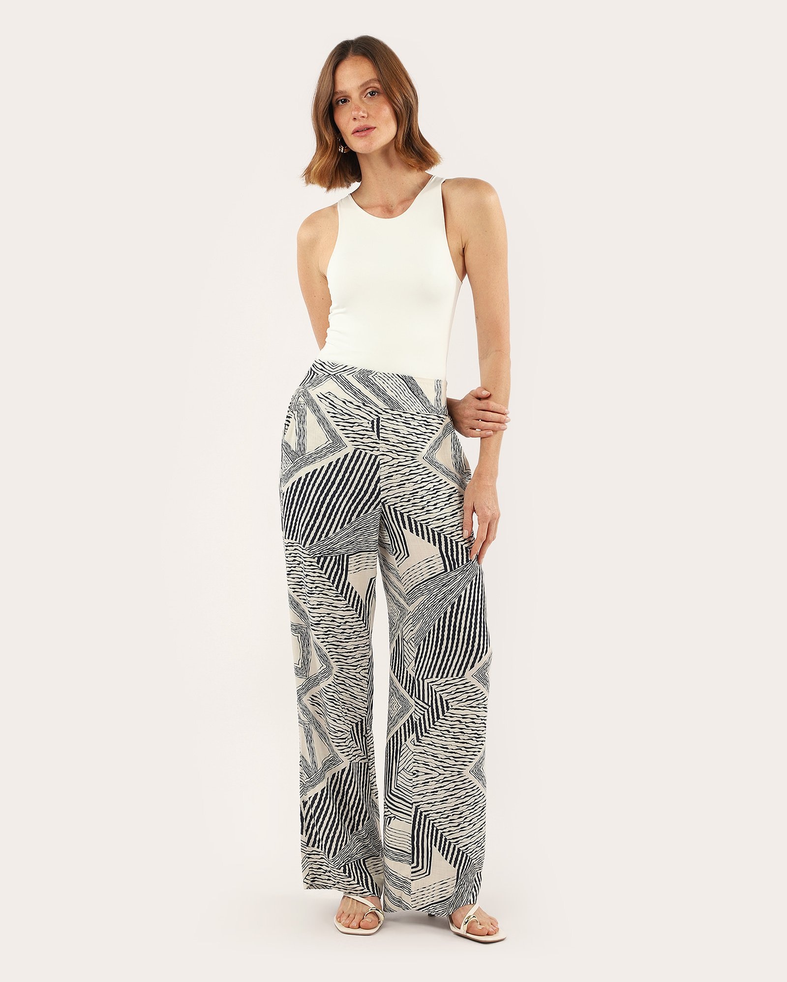Calça feminina cintura alta estampada bege