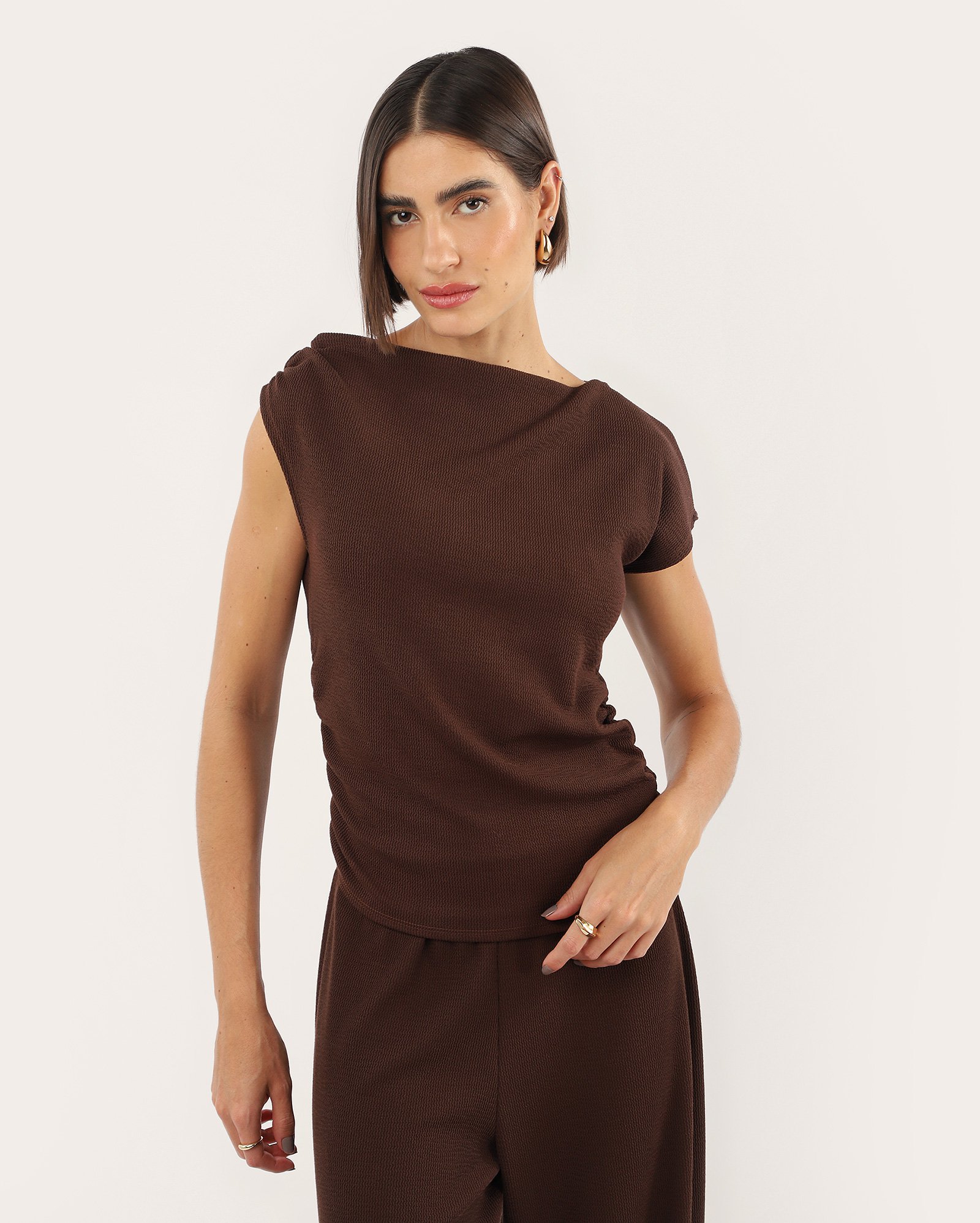 Blusa feminina assimétrica franzida - marrom