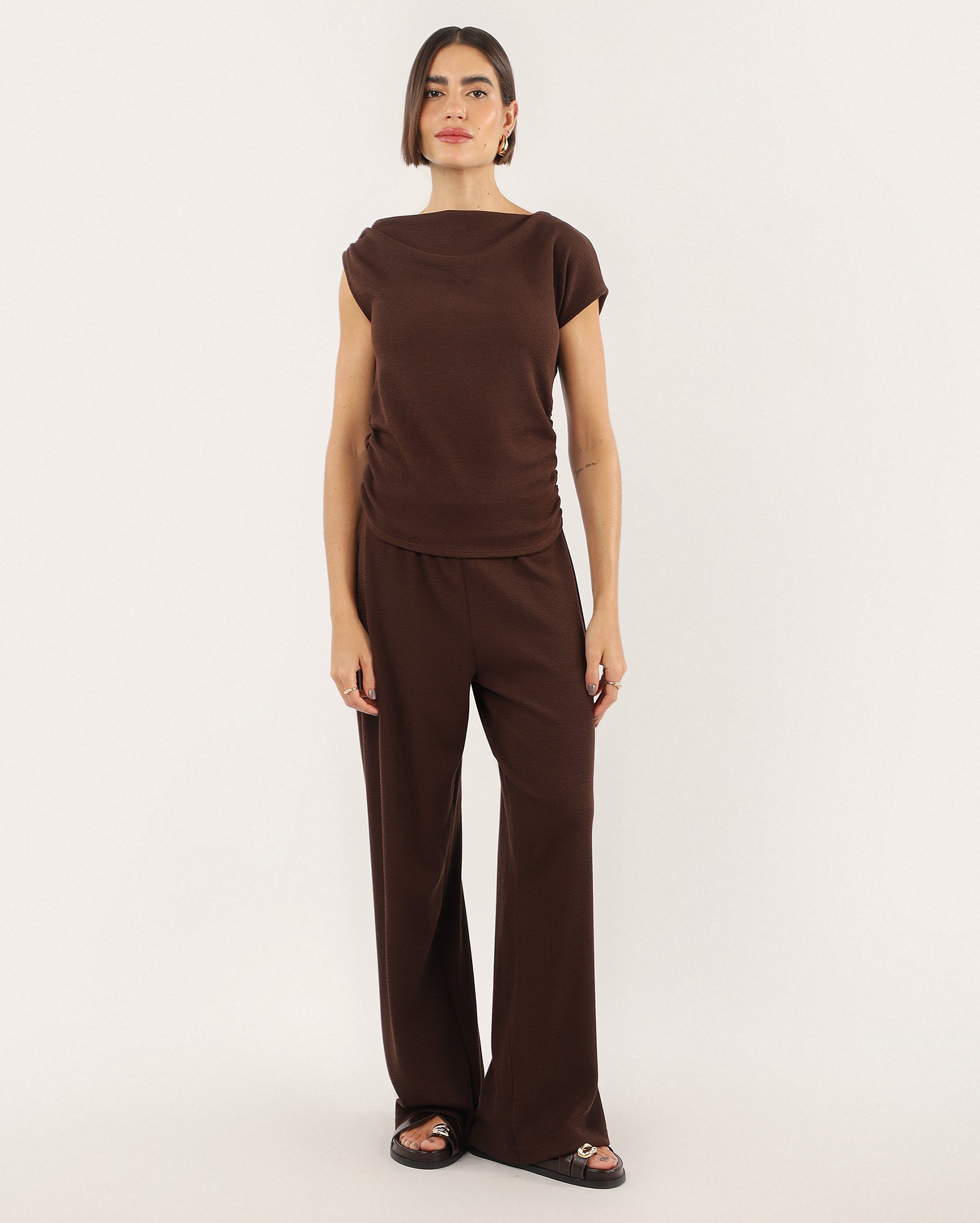 Blusa feminina assimétrica franzida - marrom