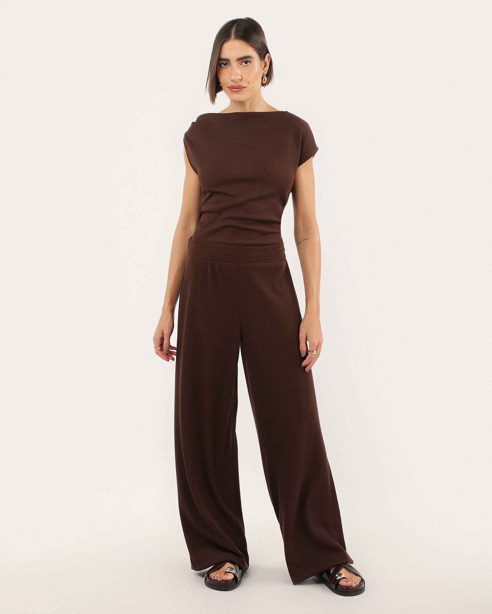 Calça feminina pantalona texturizada - marrom