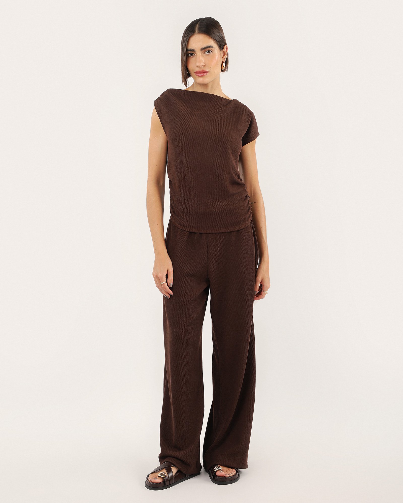 Calça feminina pantalona texturizada - marrom