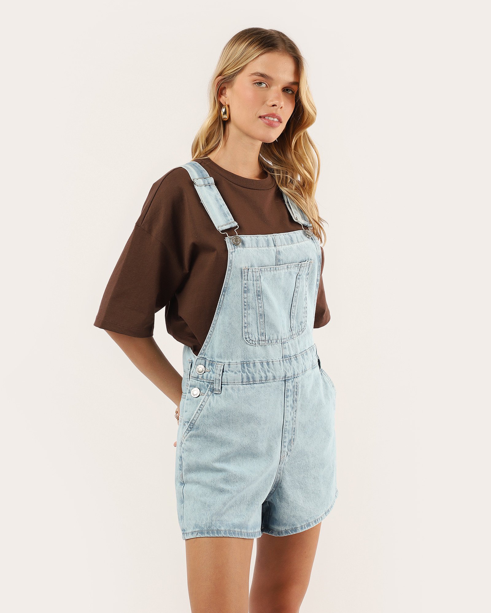 Jardineira jeans feminina com bolso - denim claro | Pool Jeans