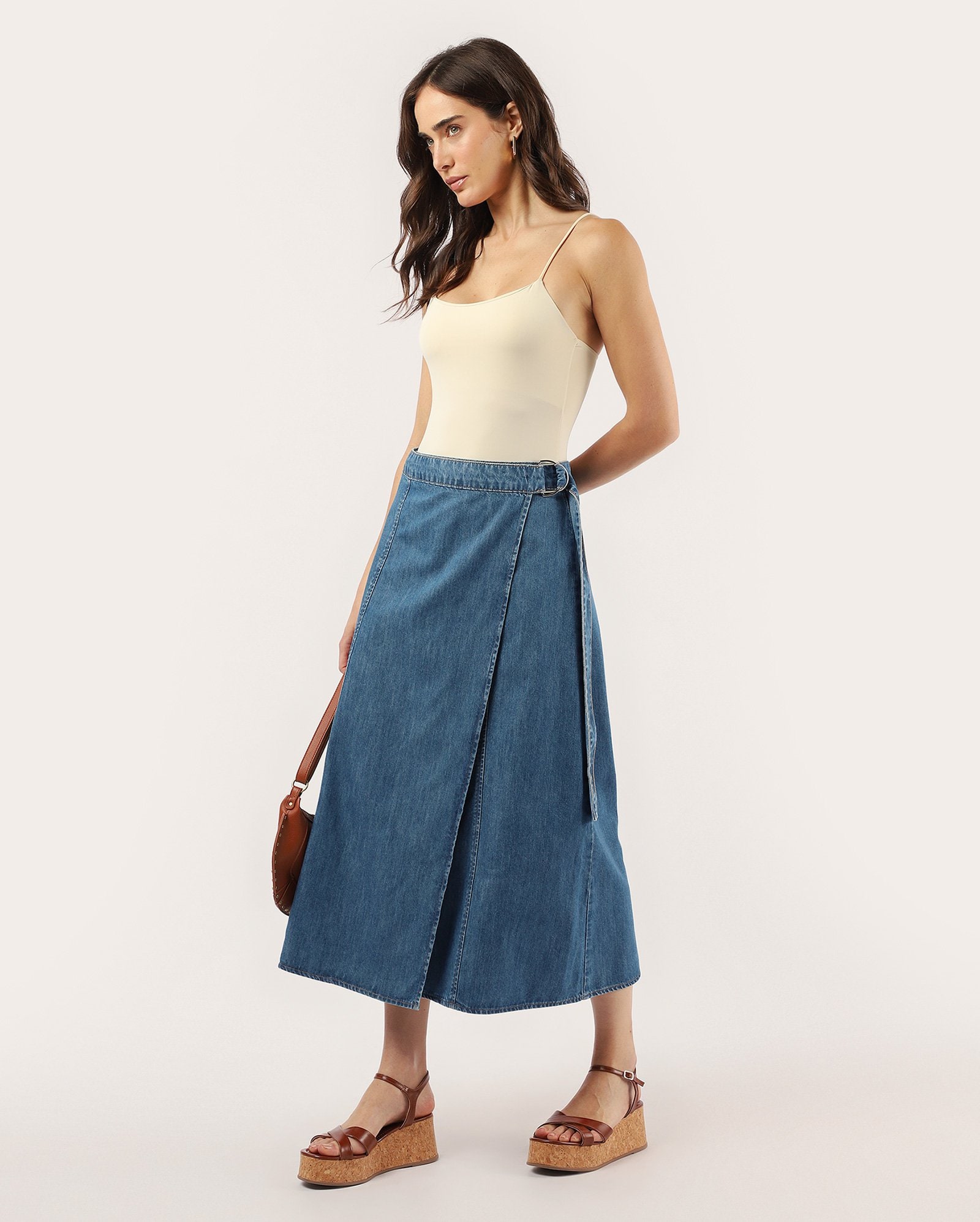 Saia jeans midi envelope transpassada - denim médio | Pool Jeans