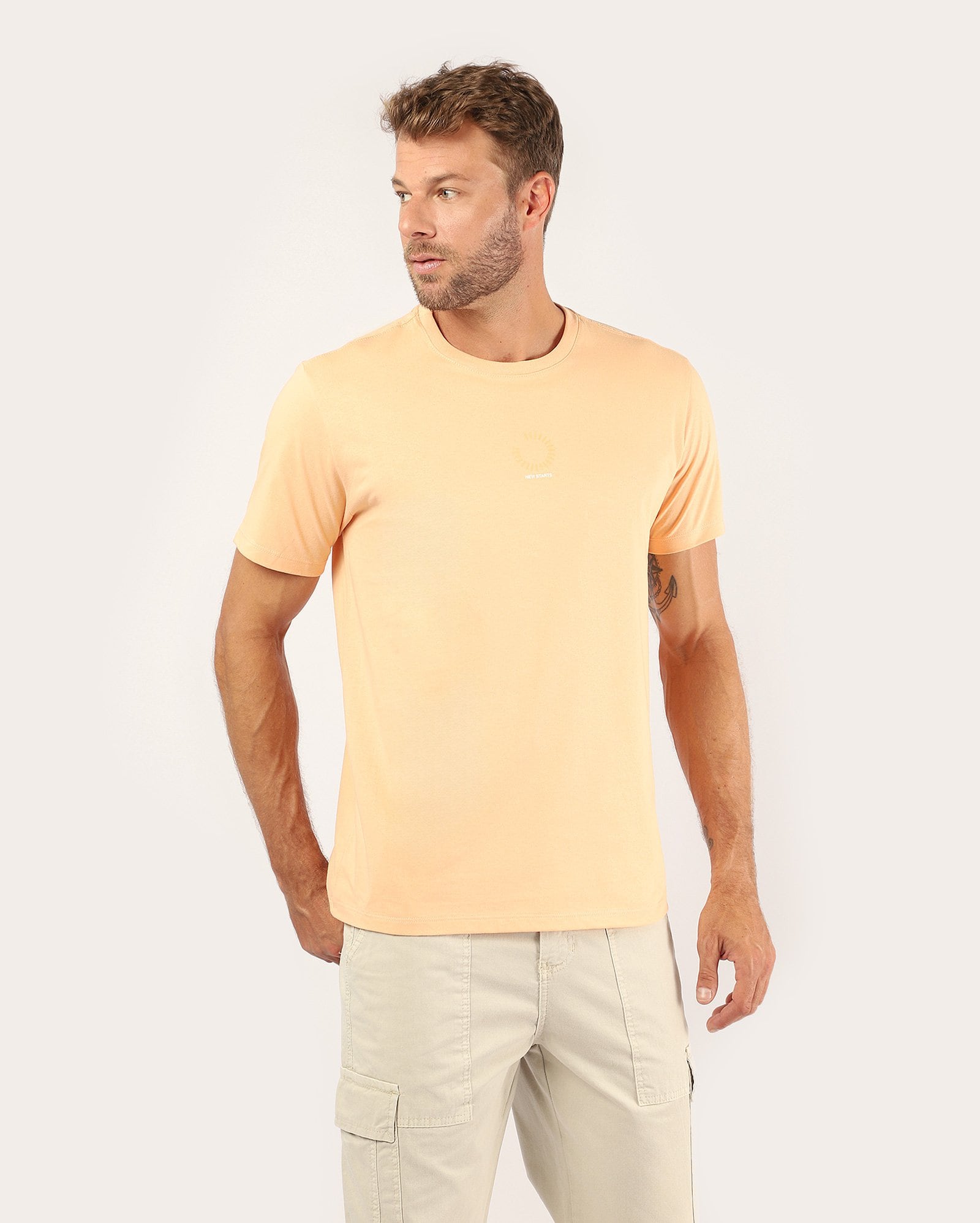 Camiseta masculina estampada new starts - laranja