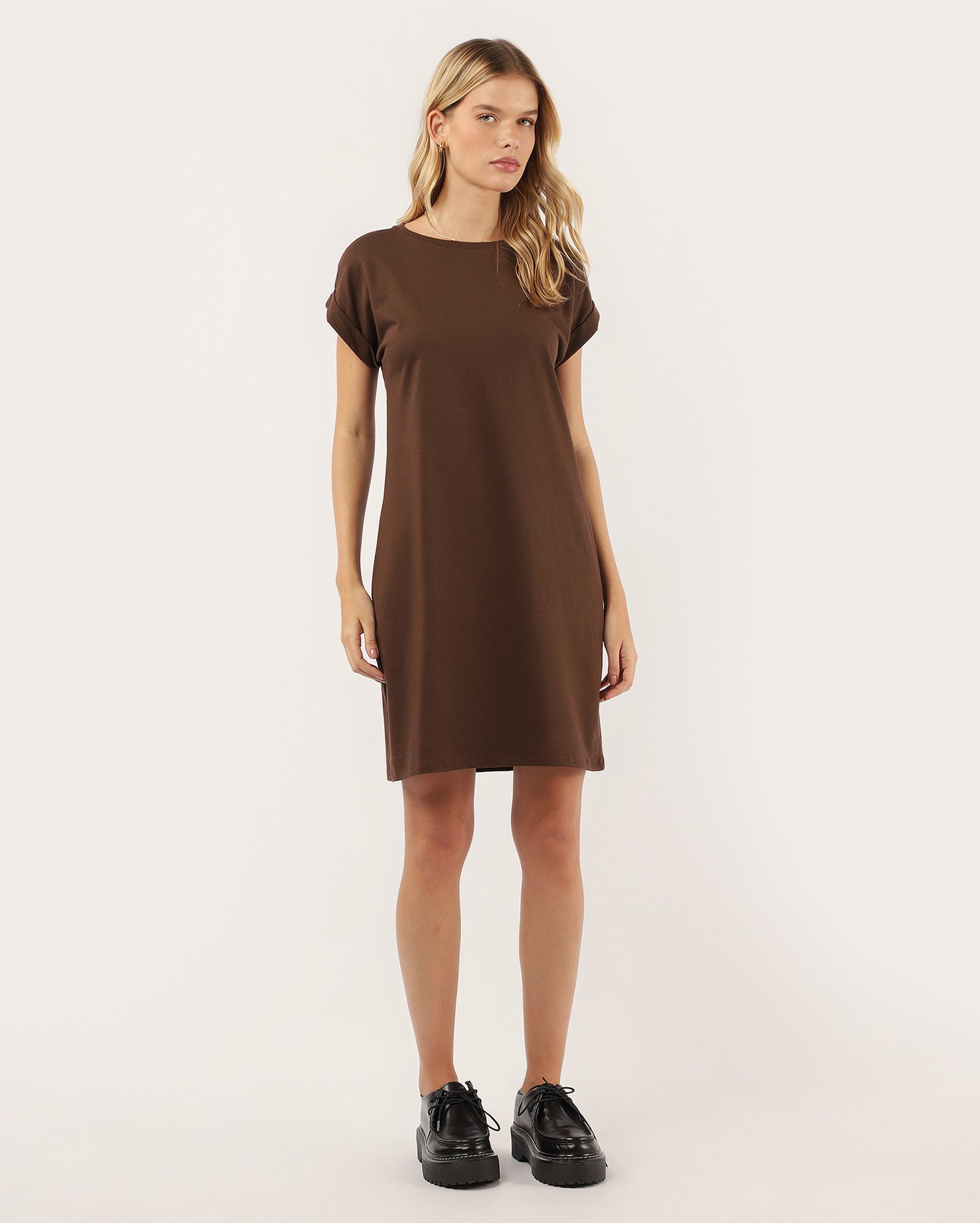 Vestido midi reto Paty mangas dobradas marrom