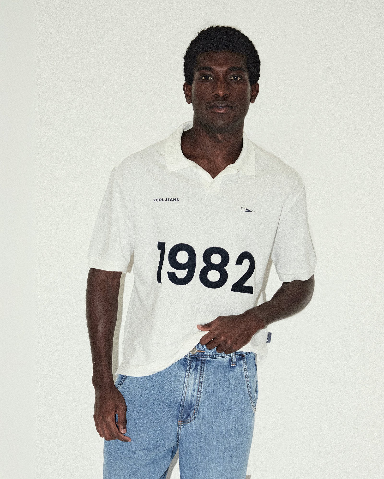 Polo masculina boxy piquet bordada - branca