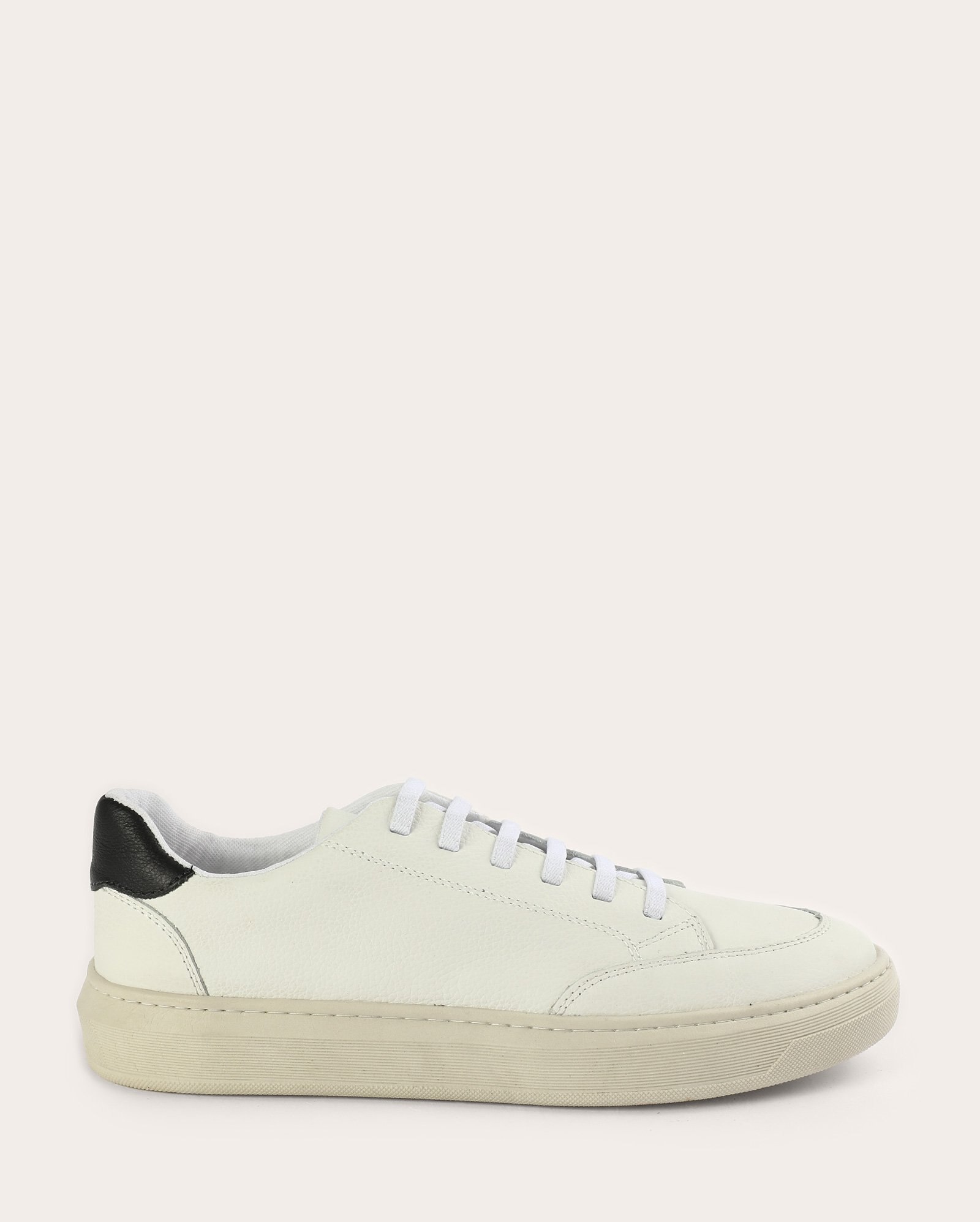 Tênis masculino casual em couro pespontado off-white